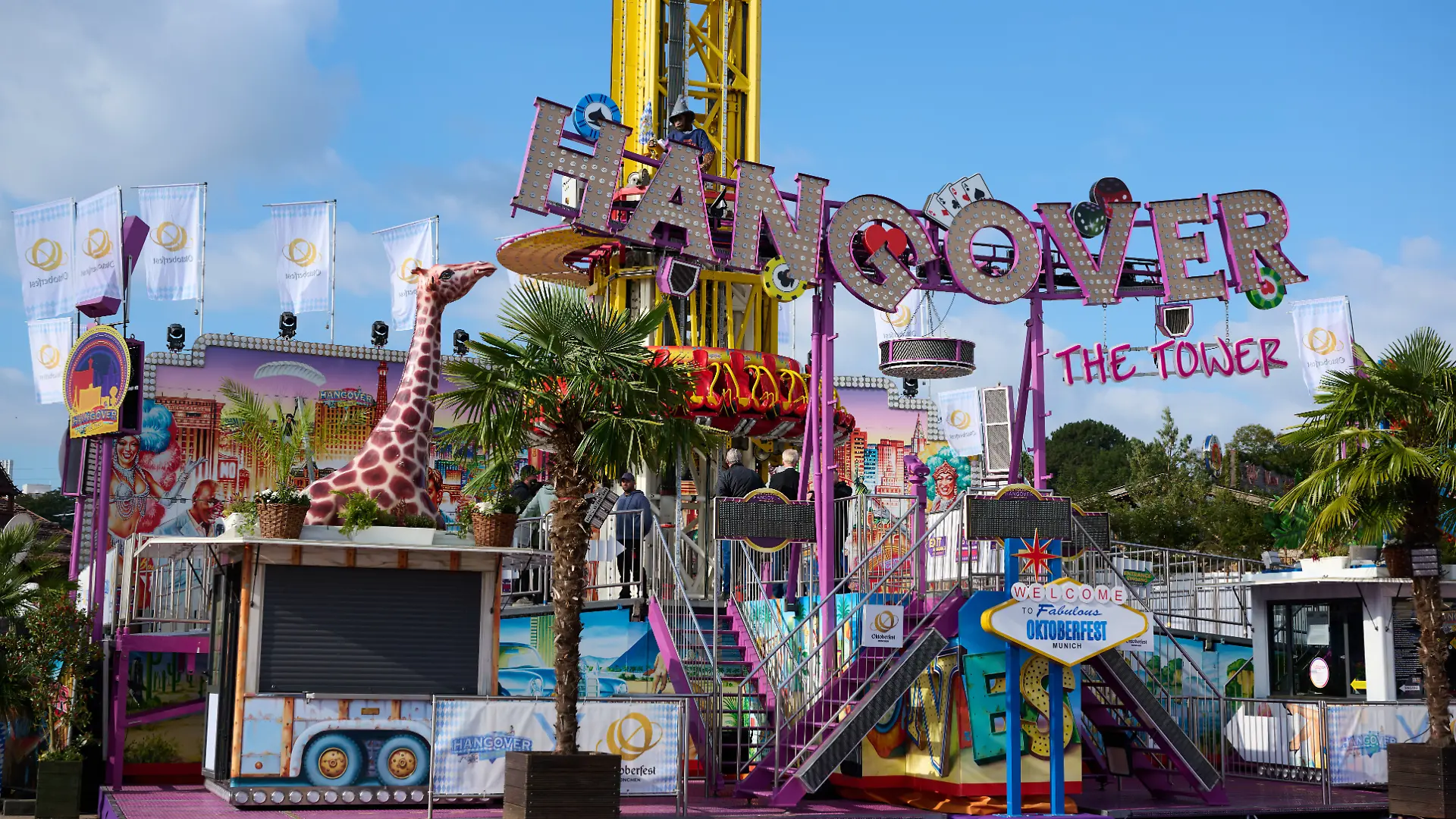 Der Freifallturm „Hangover“ auf dem Oktoberfest. Nach dem tödlichen Unfall eines Fahrgeschäft-Mitarbeiters auf dem Münchner Oktoberfest gehen die Ermittlungen zur Ursache weiter. (zu dpa: «Tödlicher Wiesn-Unfall - Wie konnte das passieren?») +++ dpa-Bildfunk +++