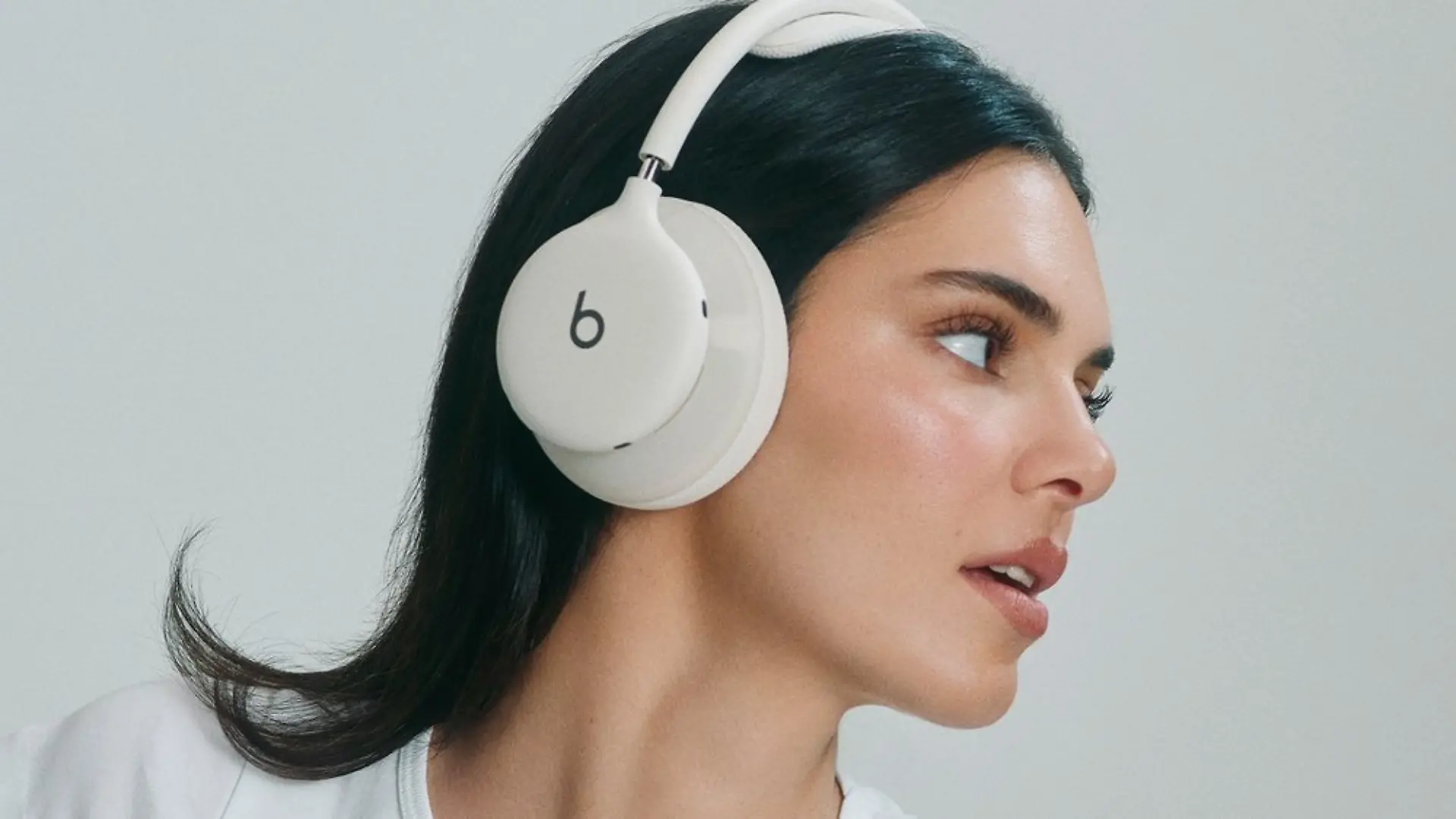 Kendall Jenner wurde bereits vor dem offiziellen Verkaufsstart mit den neuen Beats 360 gesehen.