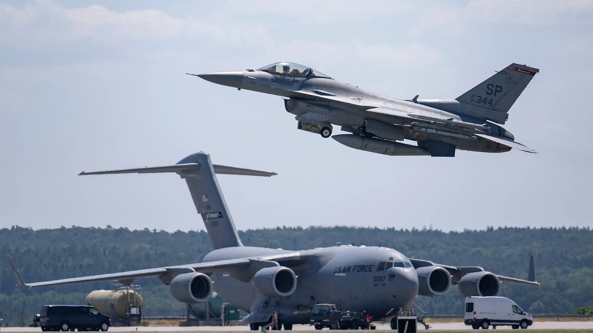 Ein Kampfflugzeug vom Typ F-16 der US Air Force startet von der US-Air Base Spangdahlem
