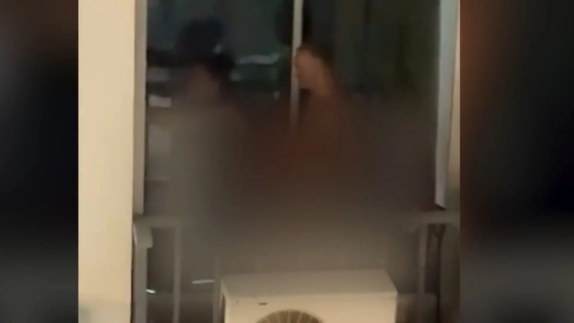 Dreimal Balkon-Sex in einer Nacht! Stöhn-Pärchen belästigt gesamte Nachbarschaft Touristen überTREIBEN es