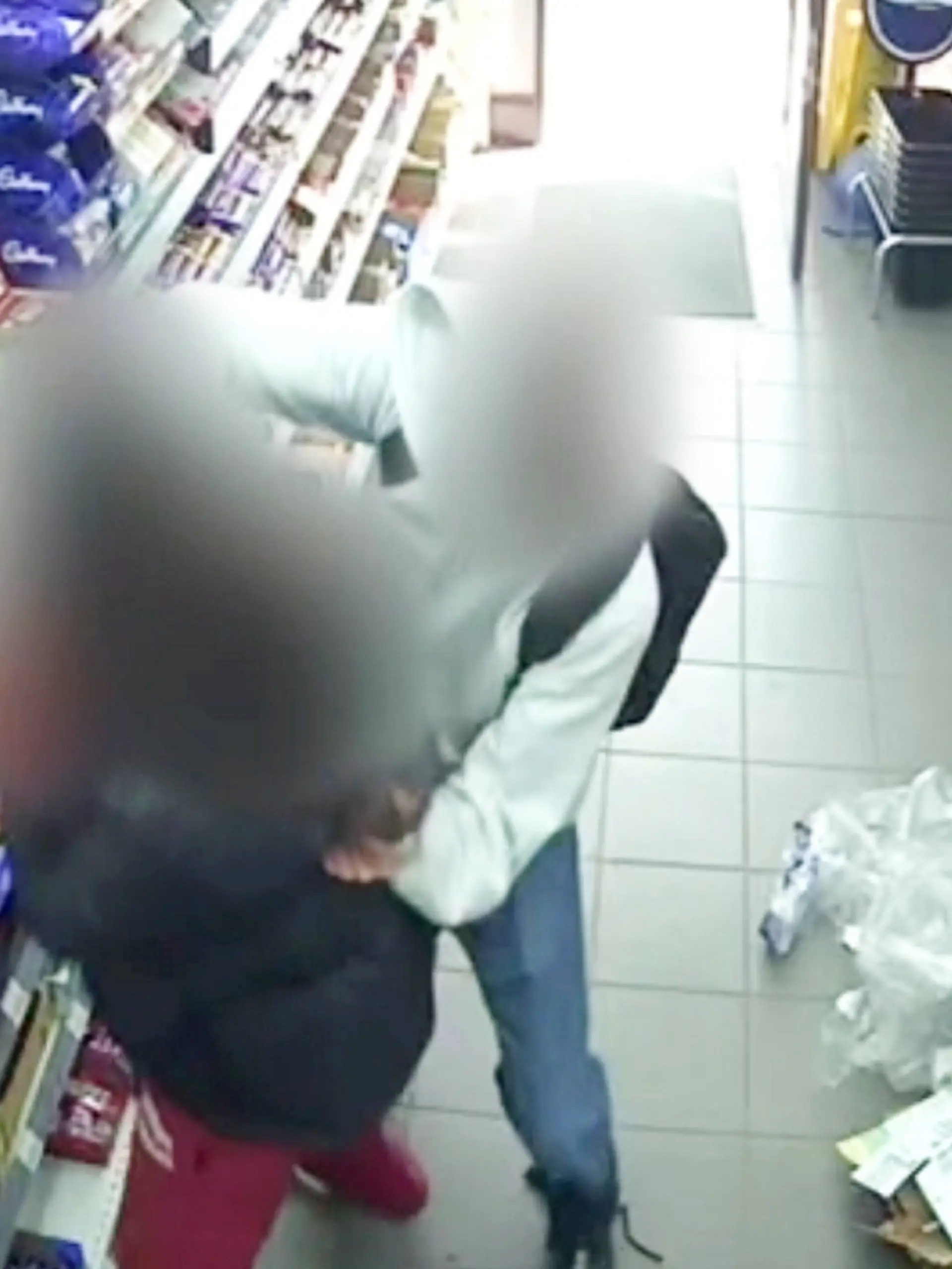 Bild zu: "Junge (14) lauert Schülerin auf und verfolgt sie bis in einen Laden – dann zieht er ein Messer"