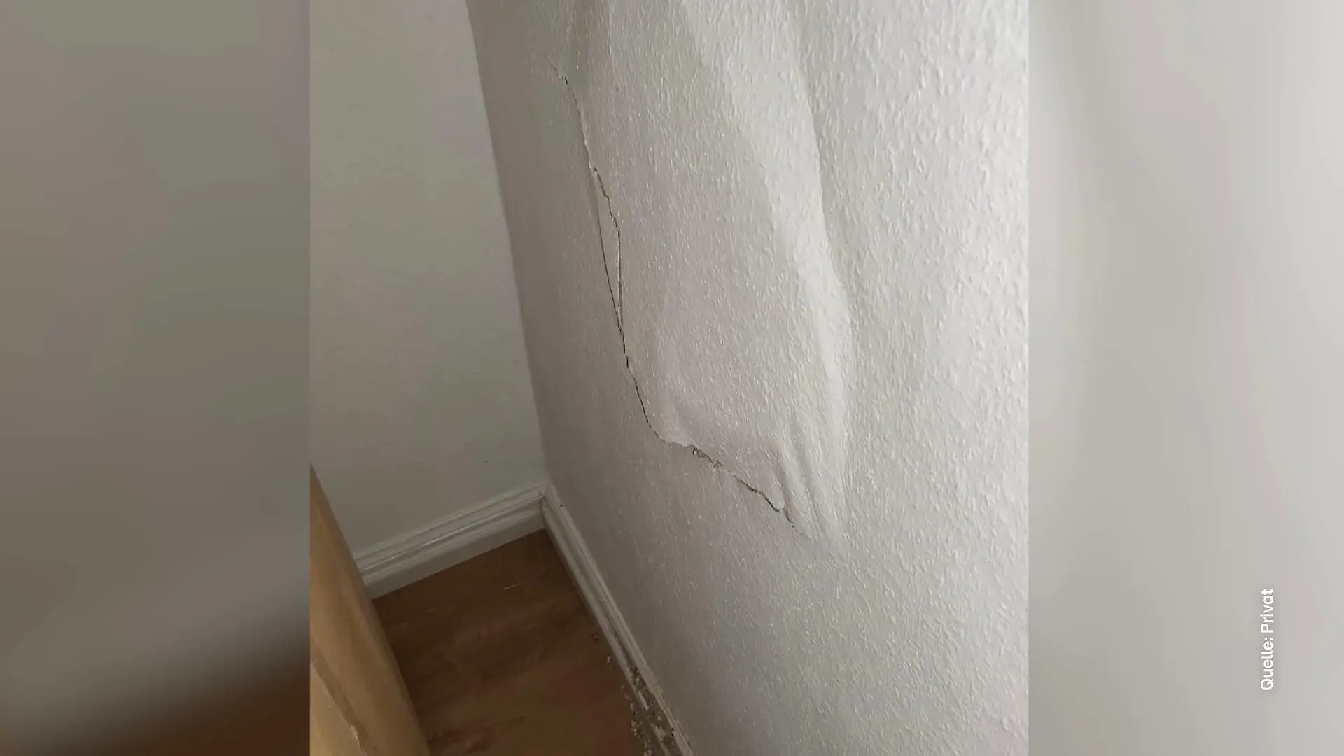 Wohnhaus in Solingen wohl einsturzgefährdet Risse im Kinderzimmer