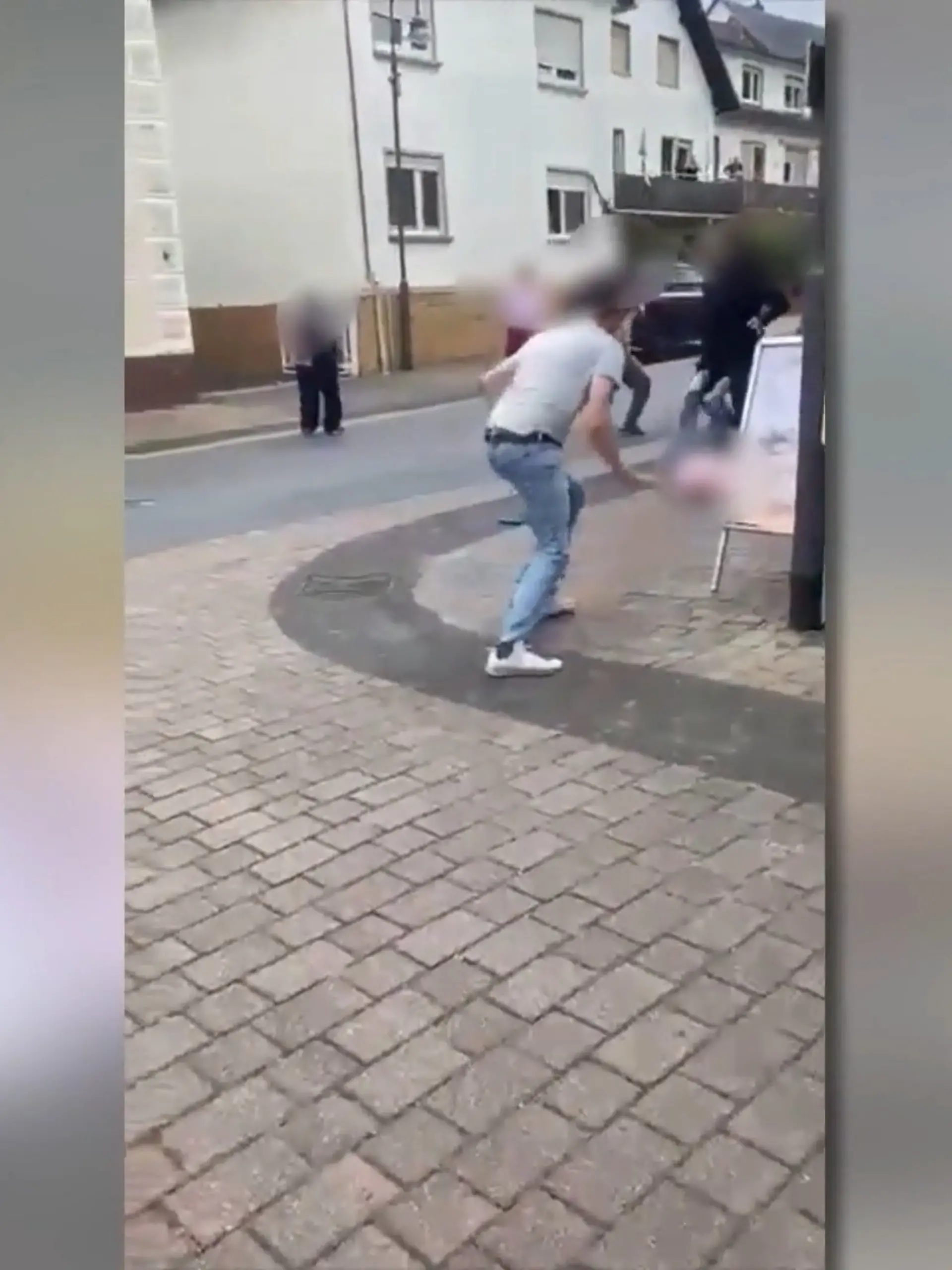 Bild zu: "Mutige Passanten stoppen den Messerstecher"