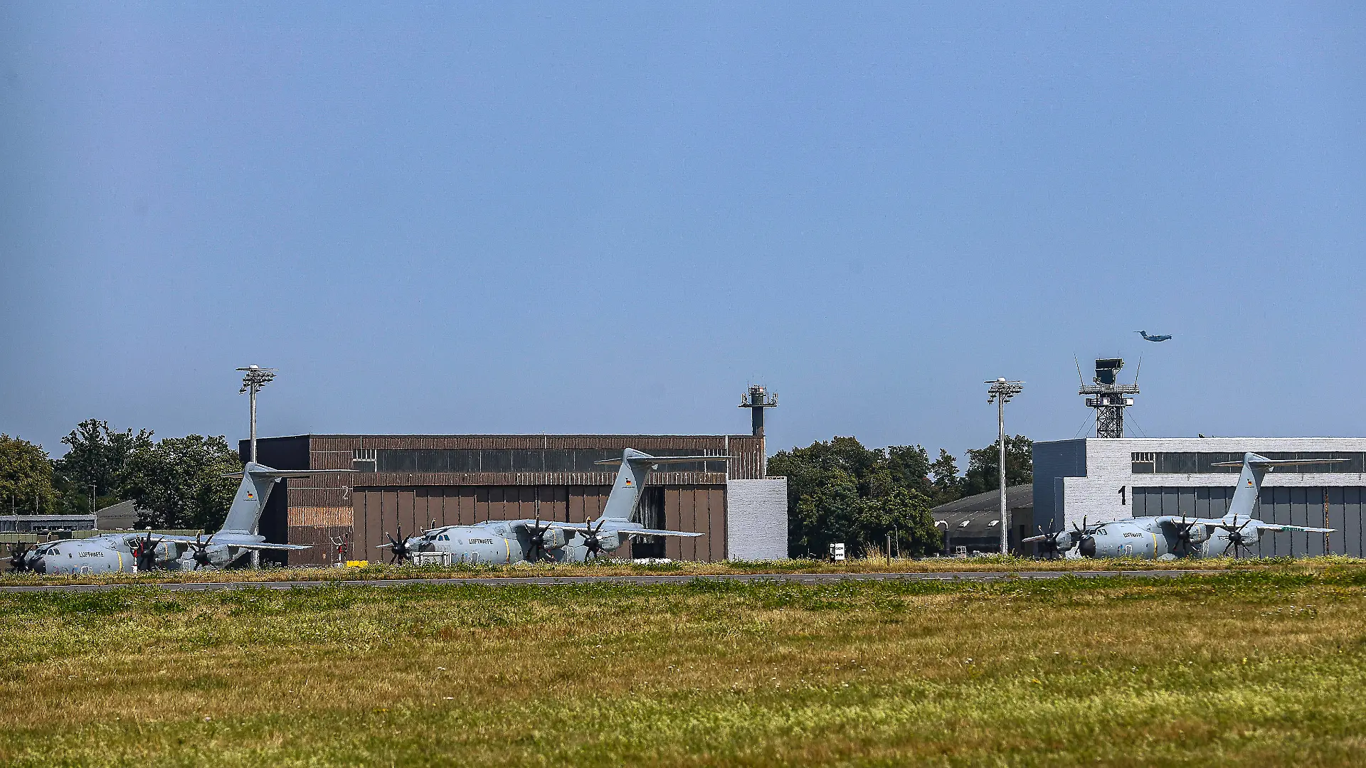 Luft-zu-Luft-Betankung von einem Airbus A400M zu fünf Tornados und einem Eurofighter Fliegerhorst Wunstorf, drei Airbus A400M auf dem Vorfeld Wunstorf Bundeswehr, Luftwaffe, Fliegerho Niedersachsen, Region Hannover Germany *** Air-to-air refueling from an Airbus A400M to five Tornados and one Eurofighter Wunstorf Air Base three Airbus A400Ms on the apron at Wunstorf German Armed Forces German Air Force Lower Saxony Air Base Hanover region, Germany