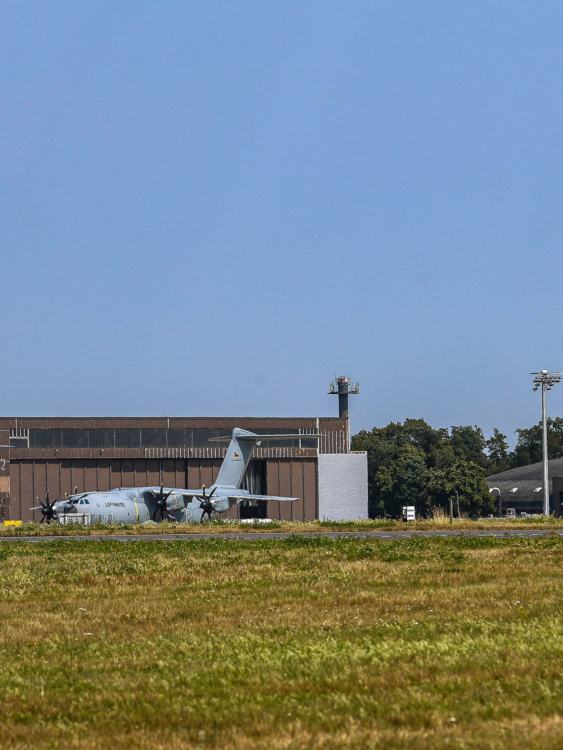 Luft-zu-Luft-Betankung von einem Airbus A400M zu fünf Tornados und einem Eurofighter Fliegerhorst Wunstorf, drei Airbus A400M auf dem Vorfeld Wunstorf Bundeswehr, Luftwaffe, Fliegerho Niedersachsen, Region Hannover Germany *** Air-to-air refueling from an Airbus A400M to five Tornados and one Eurofighter Wunstorf Air Base three Airbus A400Ms on the apron at Wunstorf German Armed Forces German Air Force Lower Saxony Air Base Hanover region, Germany