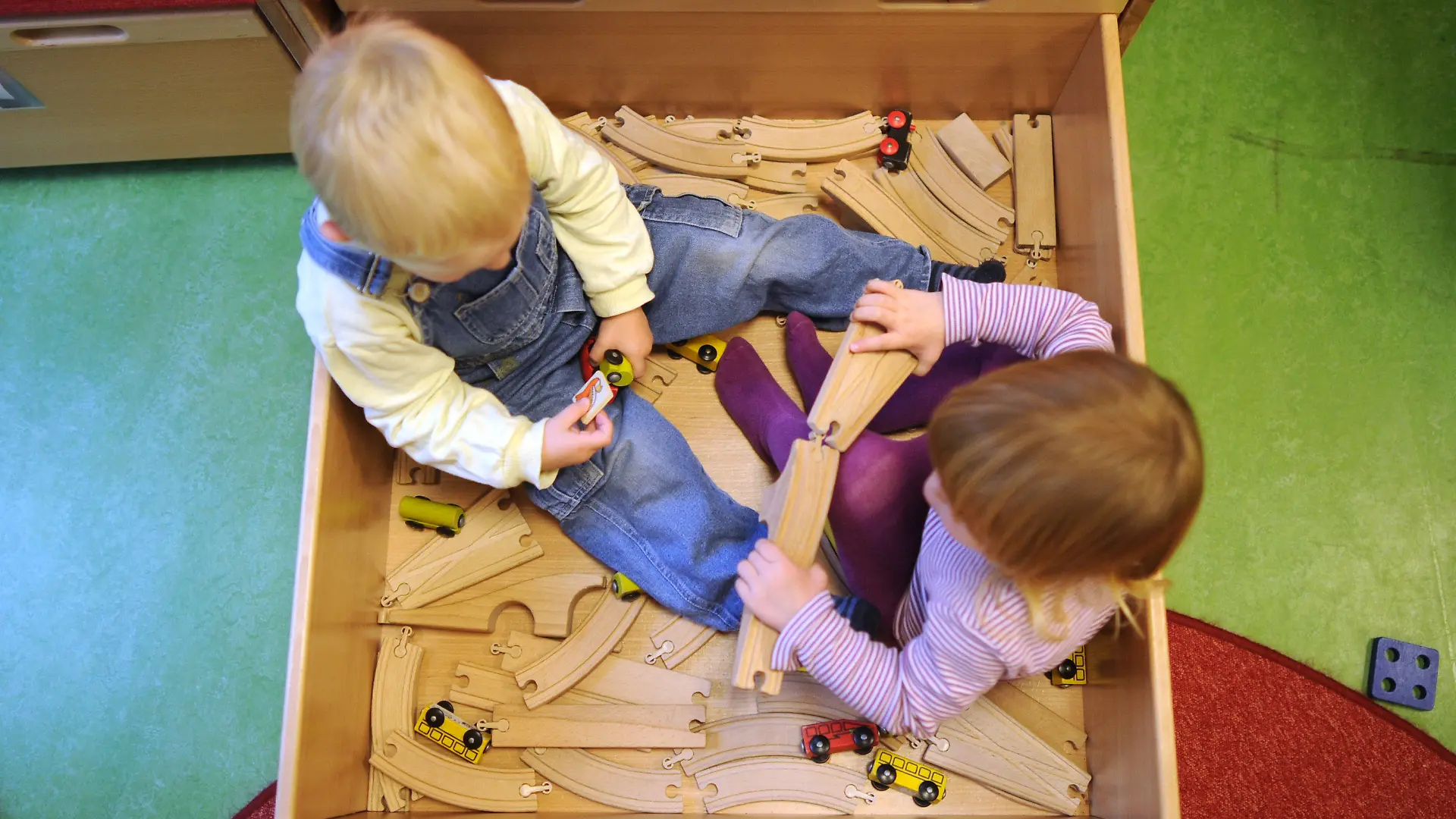 ARCHIV - Kinder spielen am 23.10.2012 in einer Kinderkrippe in Hannover. 2,5 Millionen Euro hat das Land Niedersachsen in einen Forschungsverbund zur frühkindlichen Bildung investiert. Dabei fanden die Wissenschaftler heraus, dass schon in der Kita wichtige Weichen gestellt werden. Foto: Julian Stratenschulte/dpa (zu lni 0917 vom 15.03.2013) +++(c) dpa - Bildfunk+++