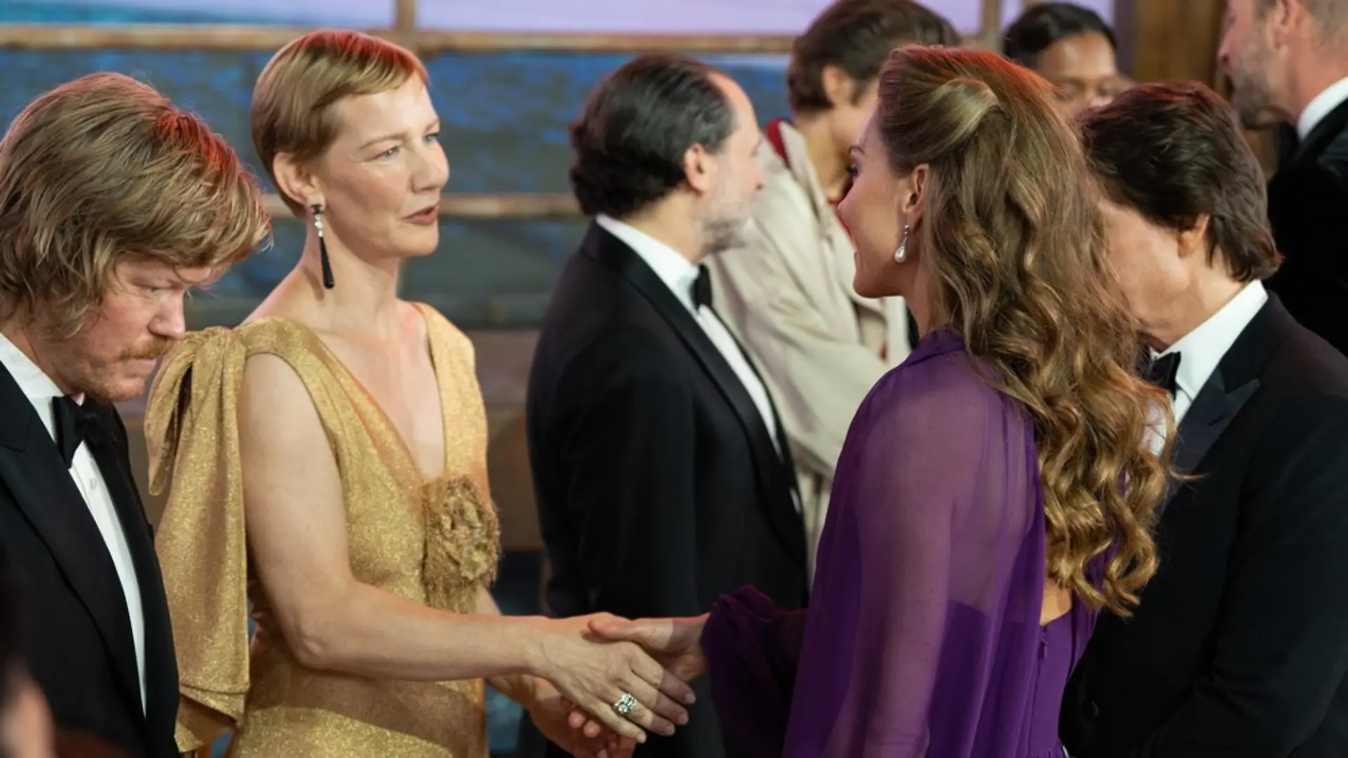 Herzliche Begegnung zwischen Sandra Hüller und Prinzessin Kate bei der "Digger"-Weltpremiere in London.