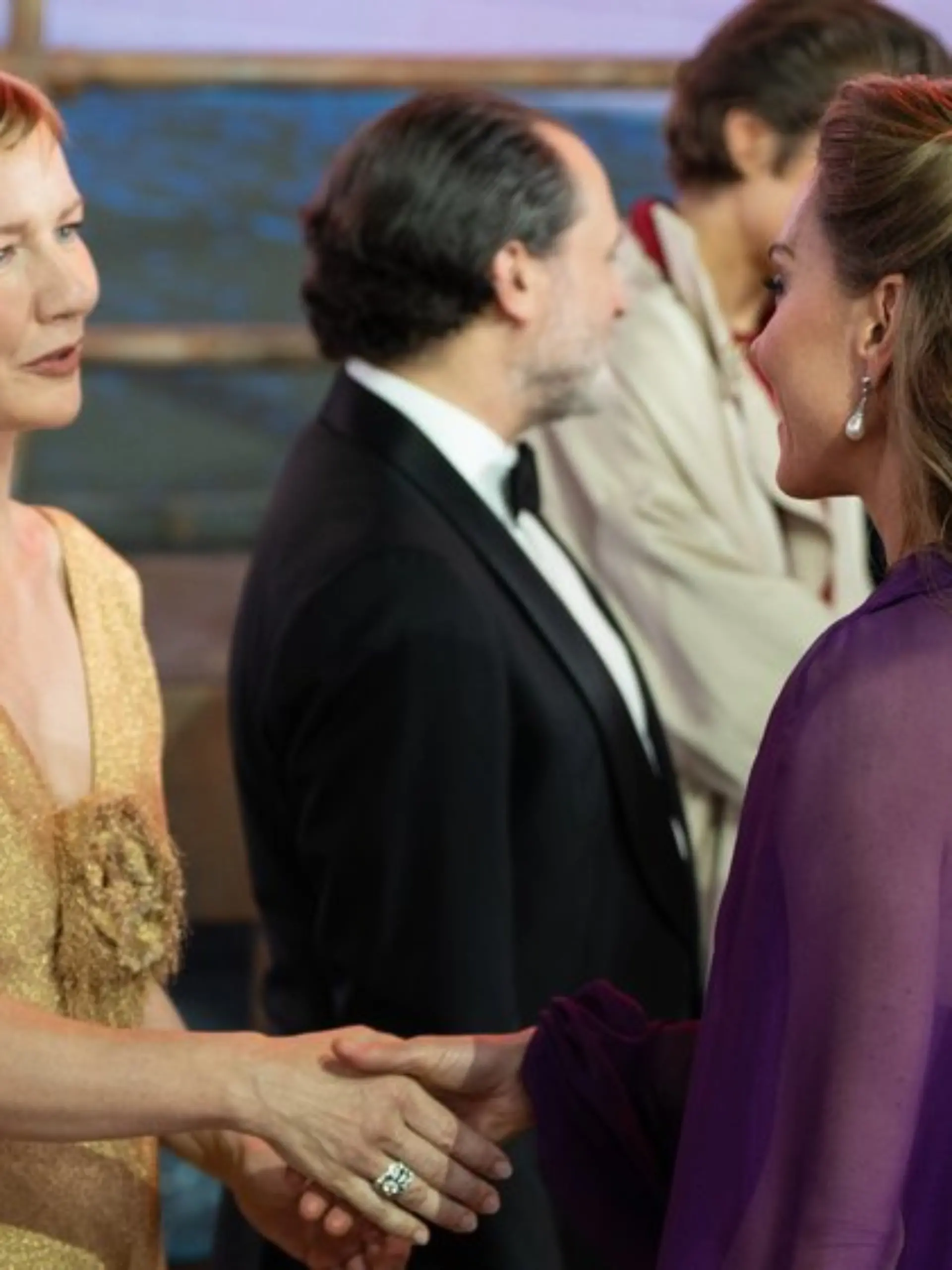 Herzliche Begegnung zwischen Sandra Hüller und Prinzessin Kate bei der "Digger"-Weltpremiere in London.