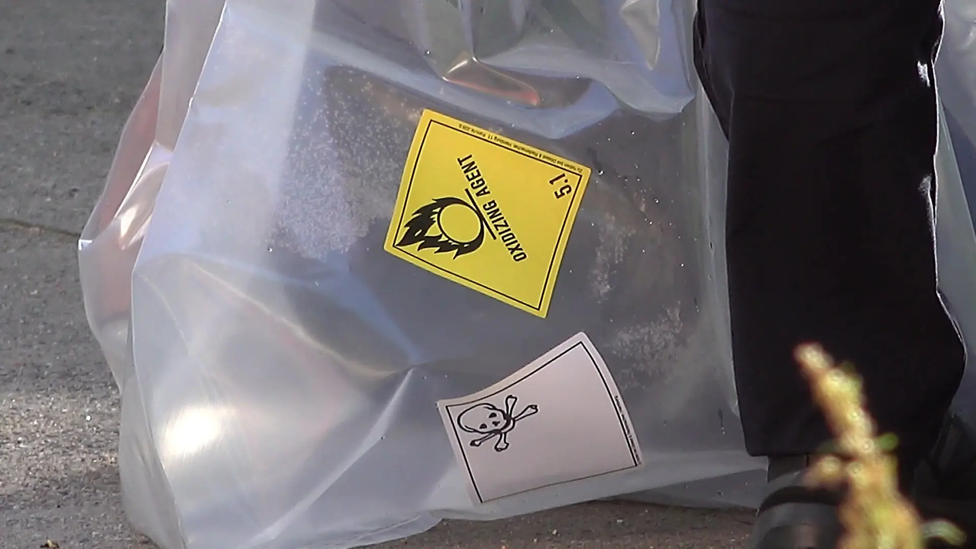 Die Polizei nahm verdächtige Gegenstände mit: Auf einer Tüte ist ein Totenkopfsymbol zu sehen.