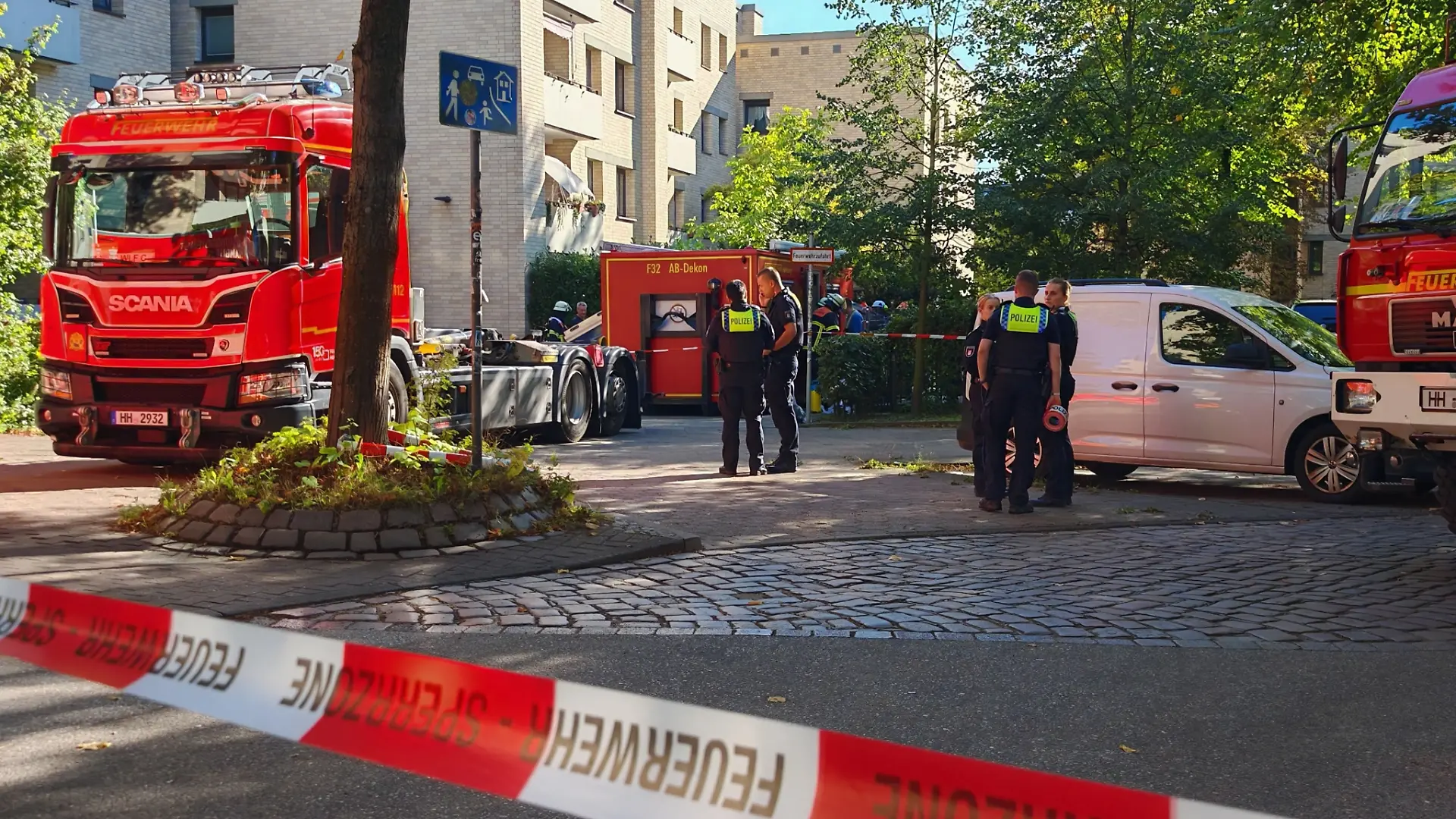 Weil sie mit vergifteten Pralinen einen Mordversuch unternommen haben soll, ist eine 42-Jährige in Hamburg verhaftet worden. Die Frau soll ersten Erkenntnissen zufolge Anfang Juni Pralinen mit einer vermutlich lebensgefährlichen Kombination von Betäubungsmitteln versetzt haben, teilte die Polizei mit. Die Frau wurde am Dienstag verhaftet. Die Beamten durchsuchten zudem ihre Wohnung in der Altonaer Altstadt sowie die Kellerräume. Im Keller fand die Polizei Verpackungen einer vermutlich giftigen Substanz und verständigte auch die Feuerwehr.