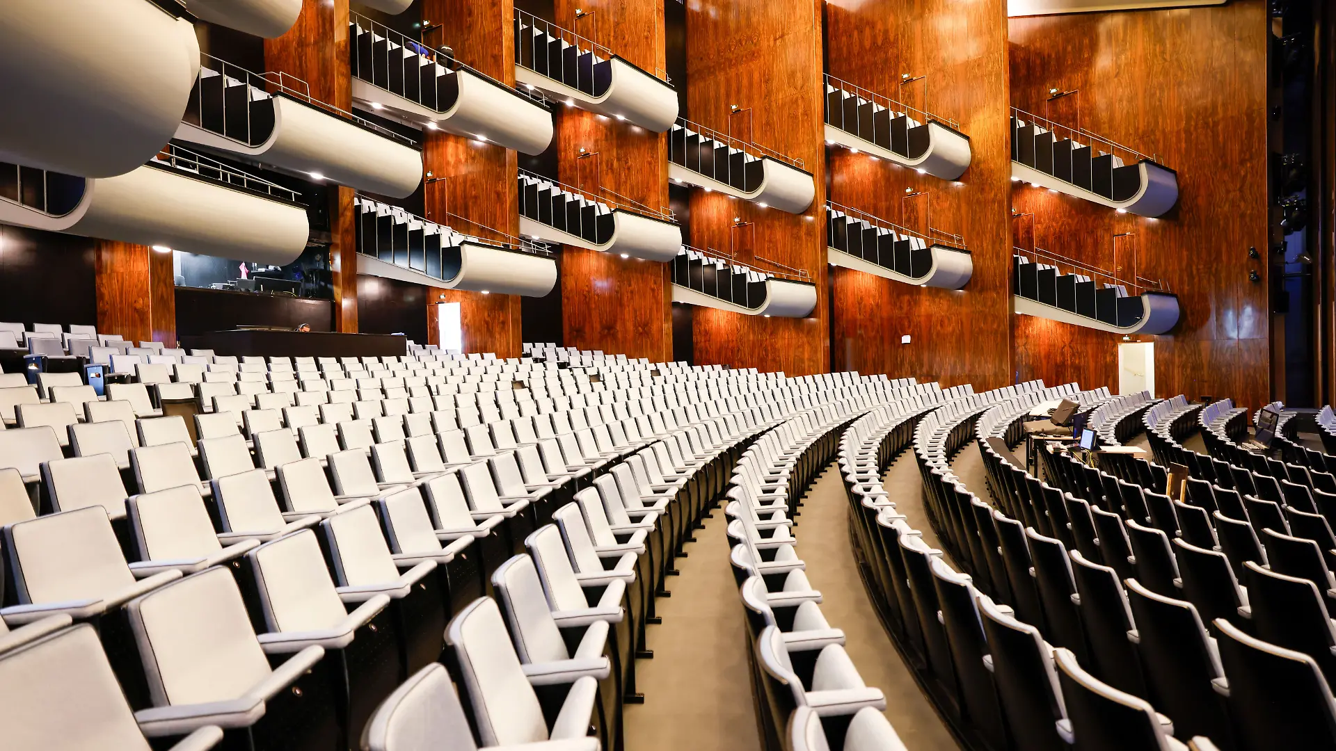 Der Zuschauerraum der Oper in Köln. Nach der Sanierung (14 Jahre, 1,5 Milliarden Euro Gesamtkosten) steht die Oper vor der Wiedereröffnung. Doch es gibt wieder Probleme.