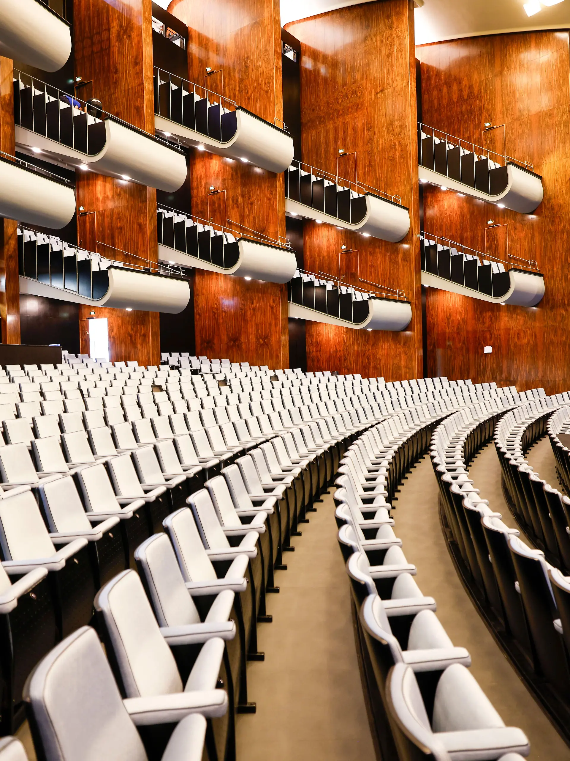 Der Zuschauerraum der Oper in Köln. Nach der Sanierung (14 Jahre, 1,5 Milliarden Euro Gesamtkosten) steht die Oper vor der Wiedereröffnung. Doch es gibt wieder Probleme.