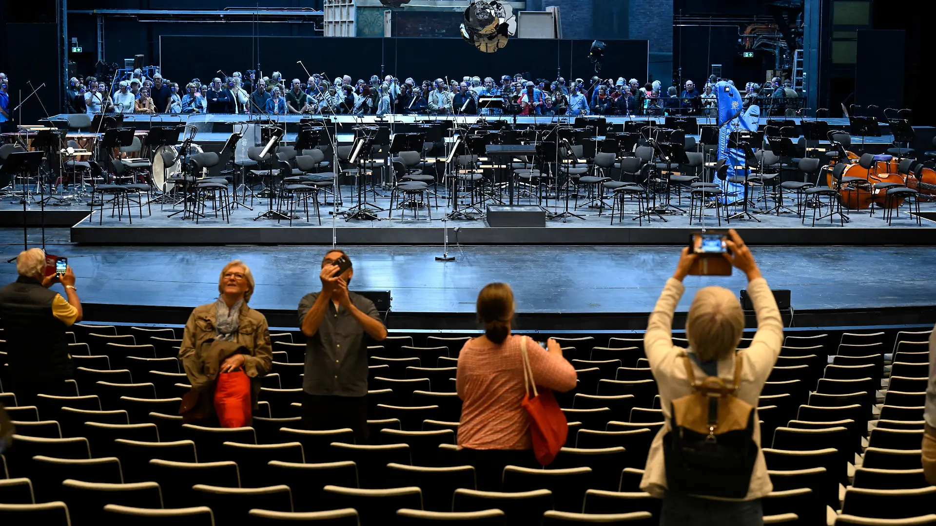 Zahlreiche Bürger machen sich ein Bild vom Opernsaal im fertig renovierten Opernhaus am Offenbachplatz um während eines Festes mit offener Tür einen Blick ins Innere werfen zu können. Dabei wird klar: Die Technik funktioniert teilweise nicht.