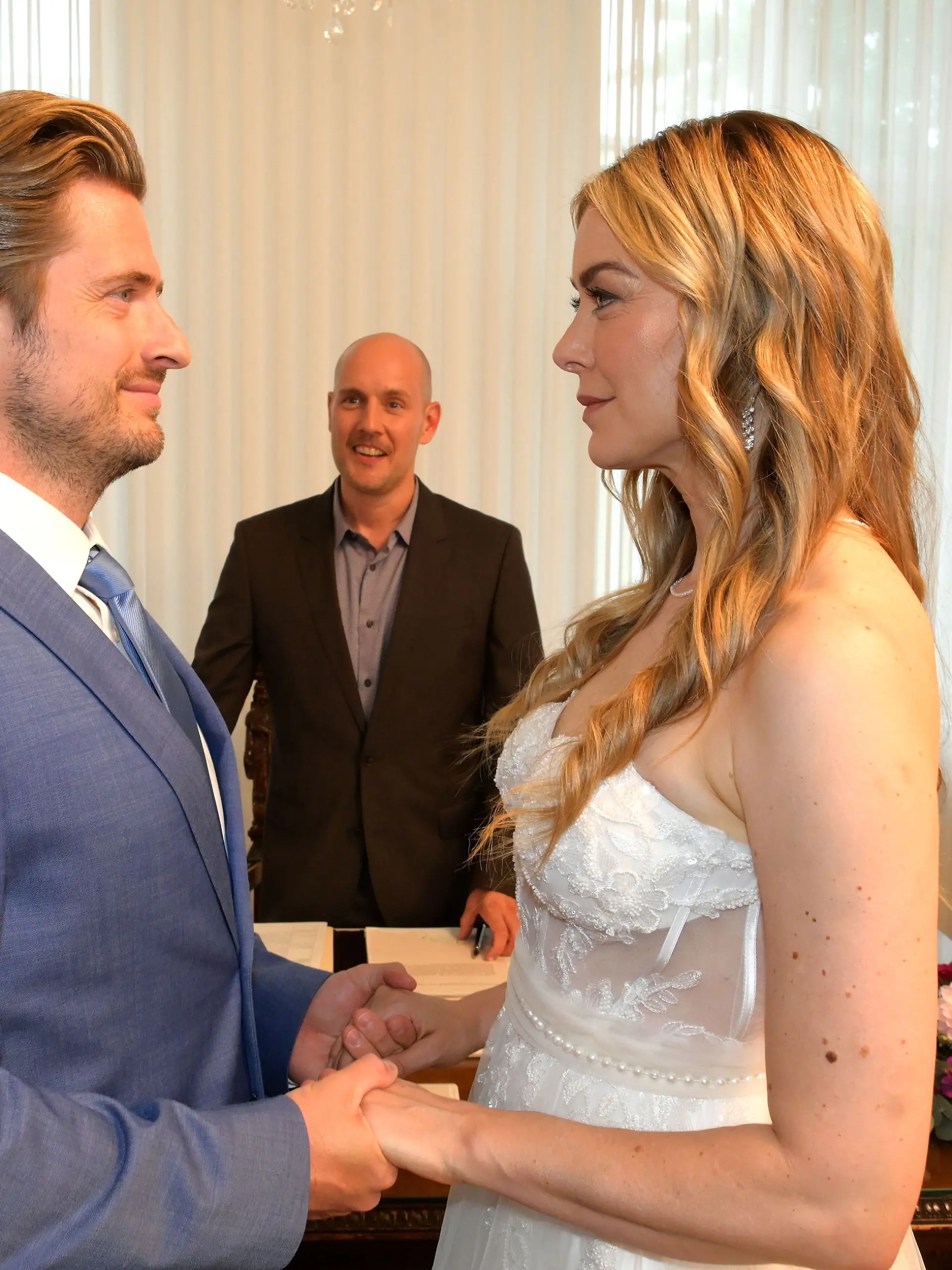 Philip (Jörn Schlönvoigt, l.) und Jessica (Nina Ensmann) geben sich vor Ricky Marquart (Oliver Petszokat) das Jawort.