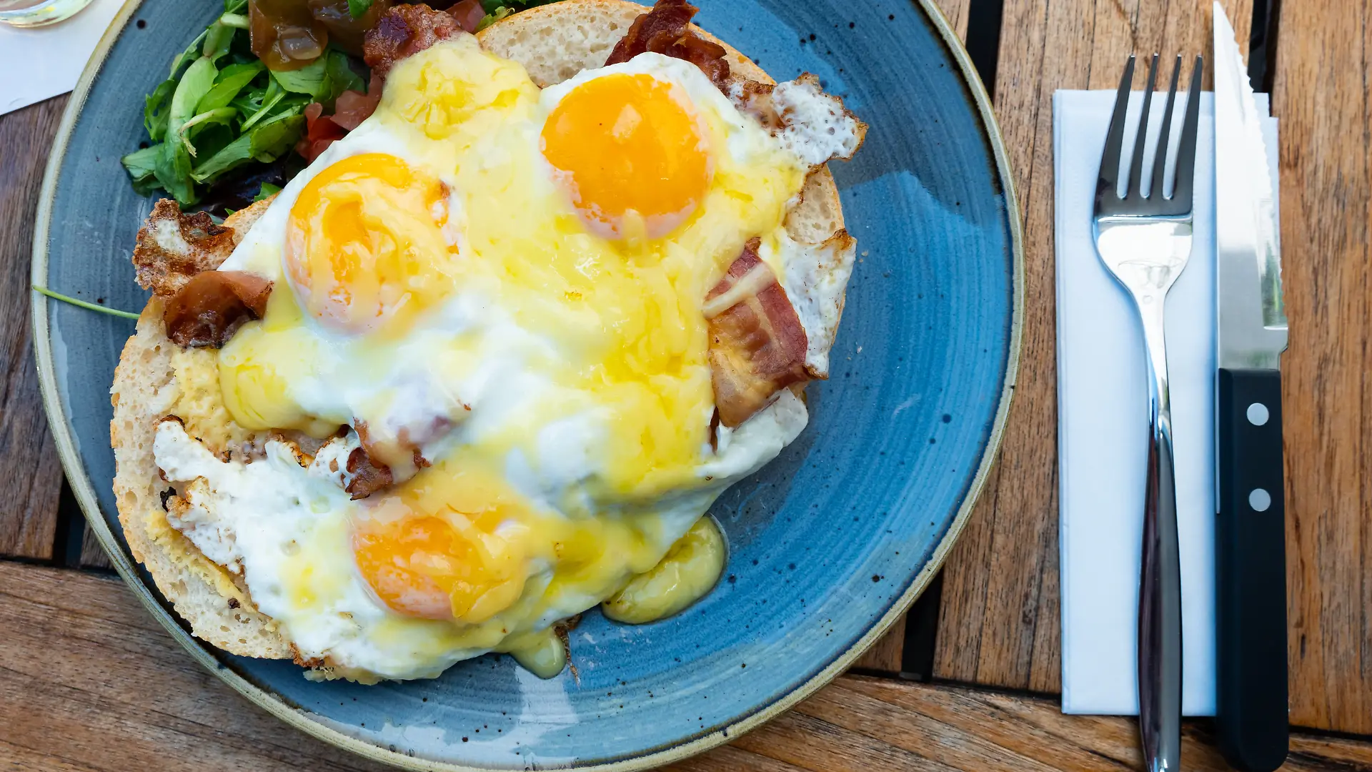 Stulle mit Schinken, Spiegelei und Käse überbacken