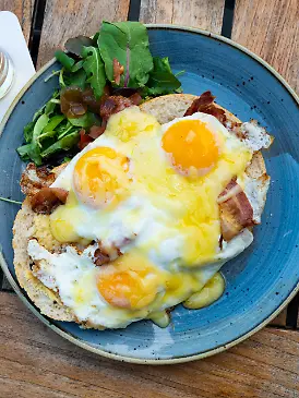Stulle mit Schinken, Spiegelei und Käse überbacken