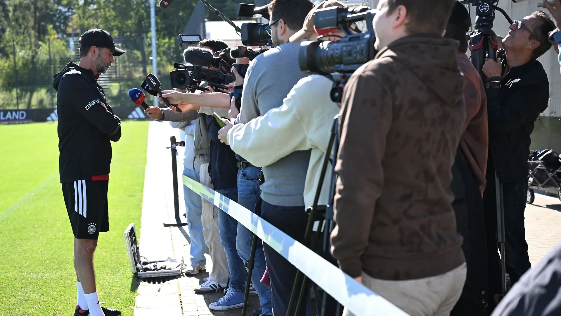Jürgen Klopp spricht beim DFB-Training.