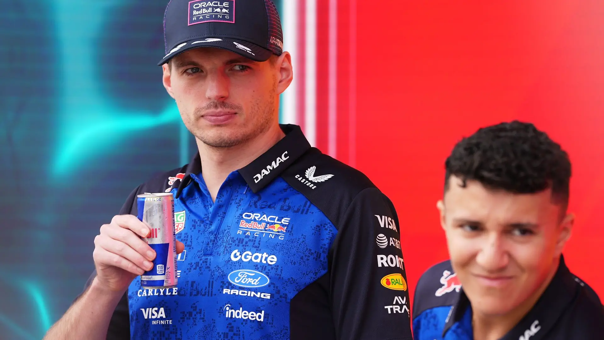 Max Verstappen (l) und Isack Hadjar fahren auch 2027 zusammen. (Archivbild)