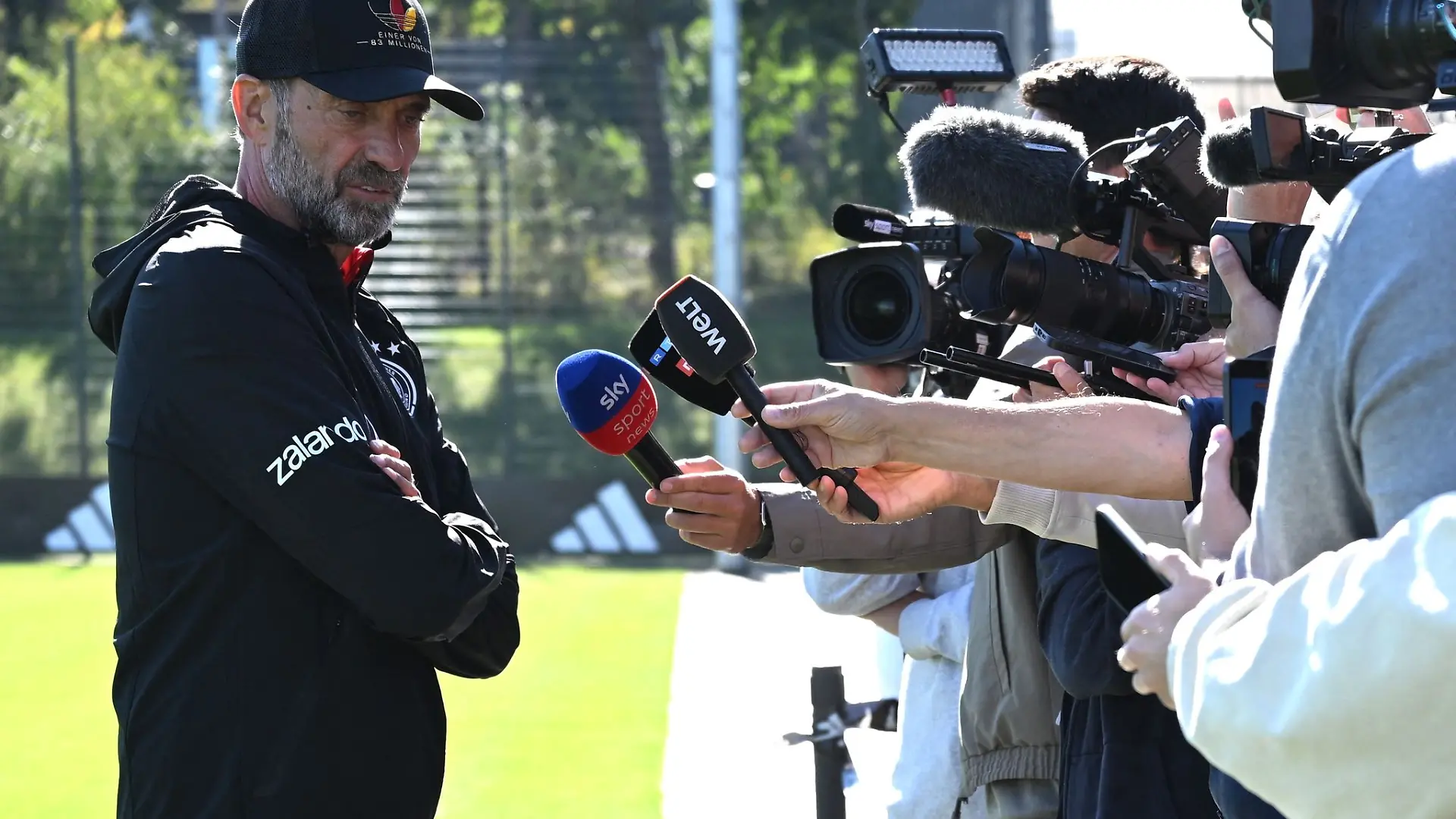 Jürgen Klopp stellt sich beim Abschlusstraining spontan für Reporterfragen.