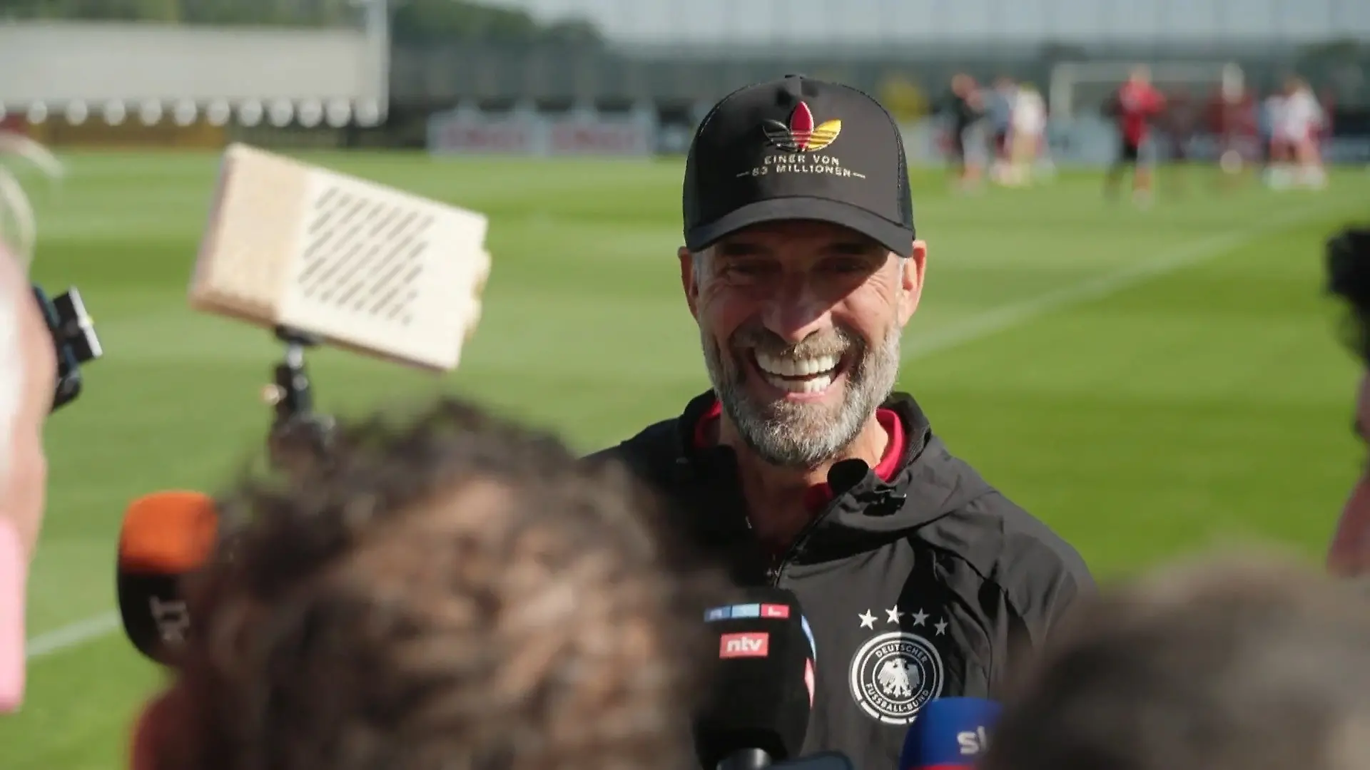 Bei DIESEM Klopp-Spruch schmeißen sich alle vor Lachen weg – vor allem er selbst Beste Laune nach DFB-Training