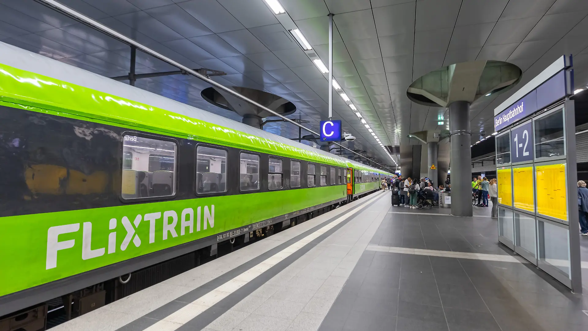 Berlin, Deutschland - 22. September 2024: Flixtrain Fernverkehr Zug von Flix im Hauptbahnhof in Berlin, Deutschland.