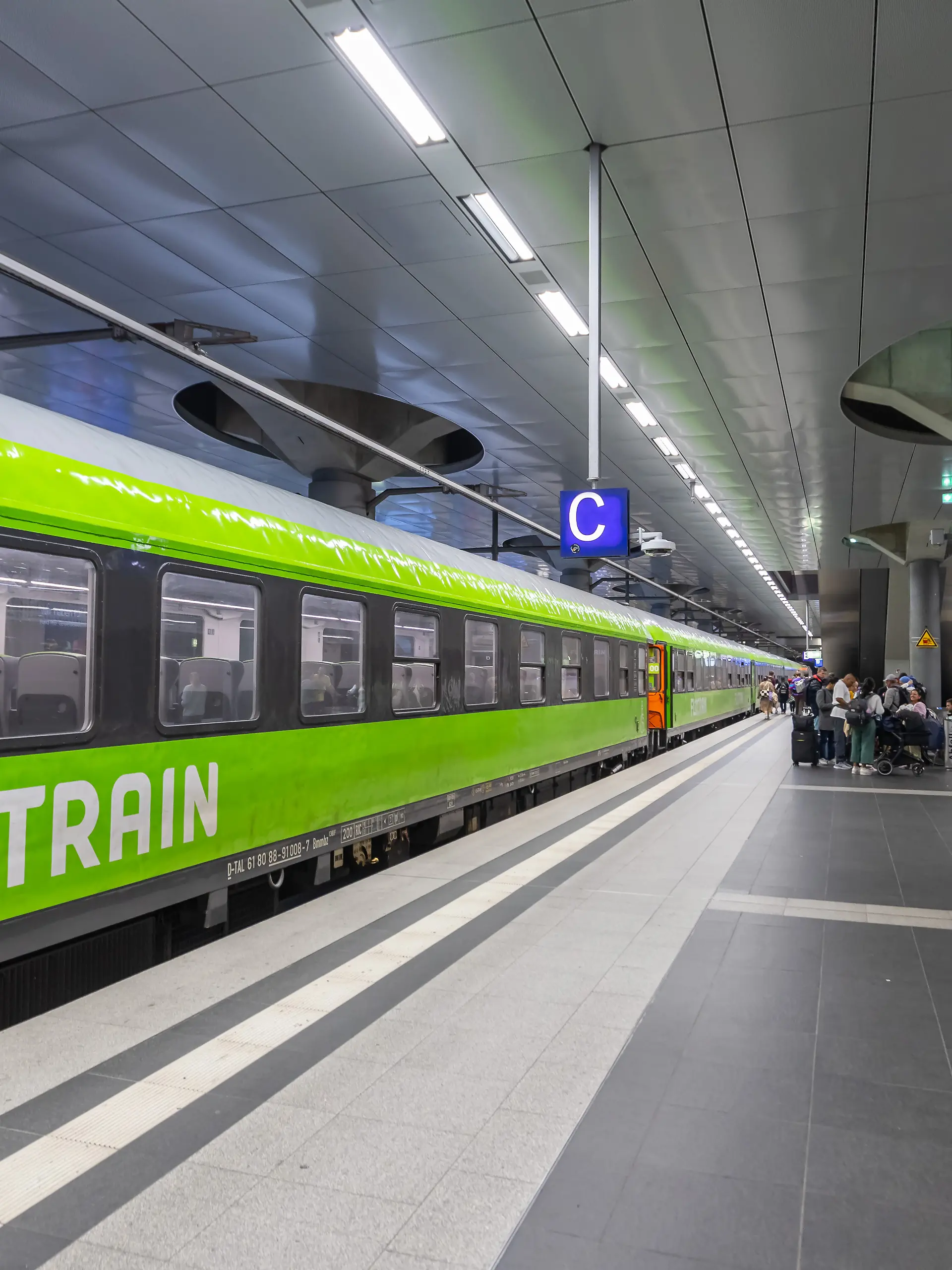 Berlin, Deutschland - 22. September 2024: Flixtrain Fernverkehr Zug von Flix im Hauptbahnhof in Berlin, Deutschland.