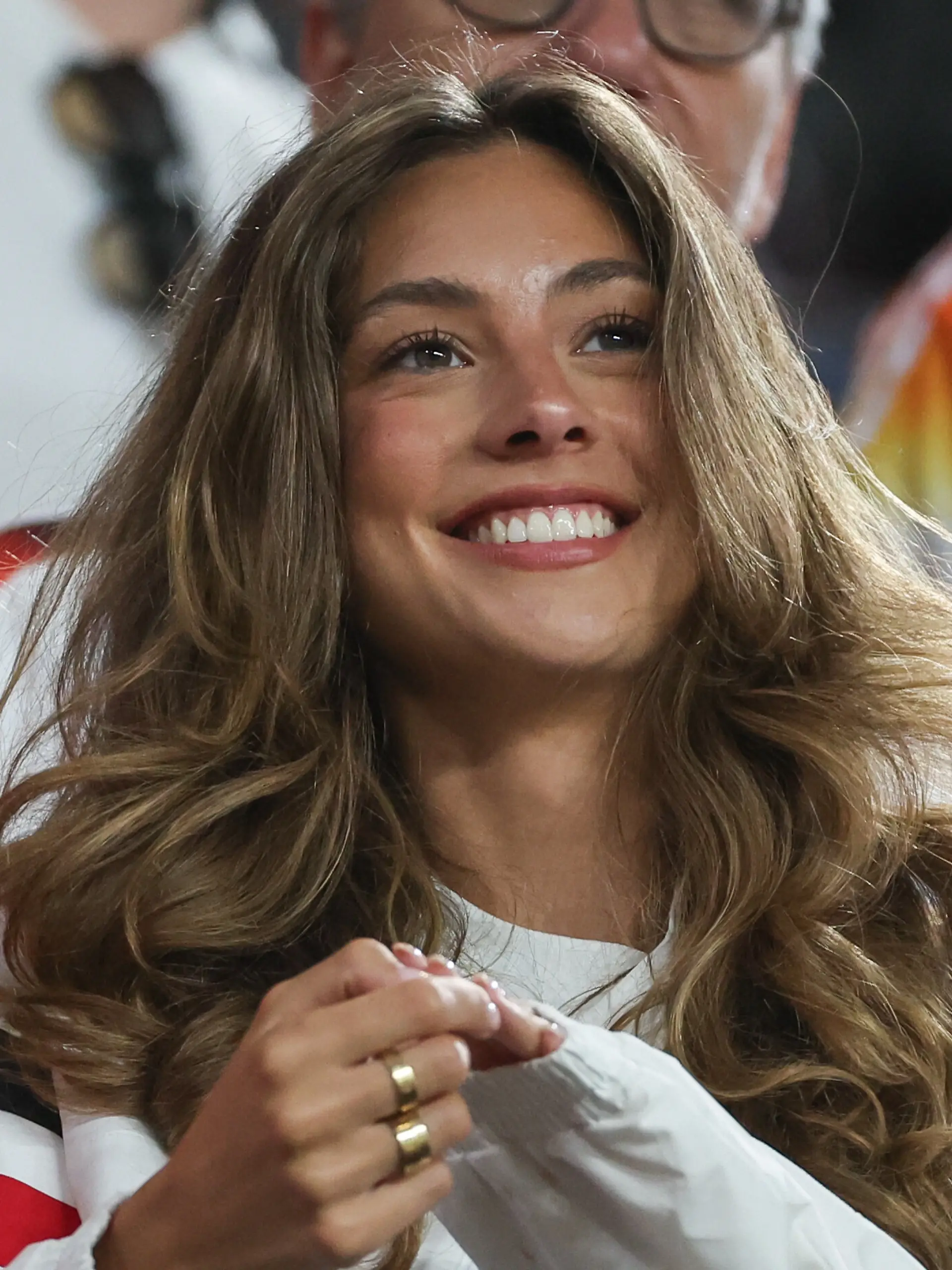 Sophia Havertz, damals noch Sophia Weber und Freundin von Kai Havertz, fiebert beim EM-Achtelfinale 2024 gegen Dänemark im Dortmunder Stadion mit DFB-Star Kai Havertz mit.