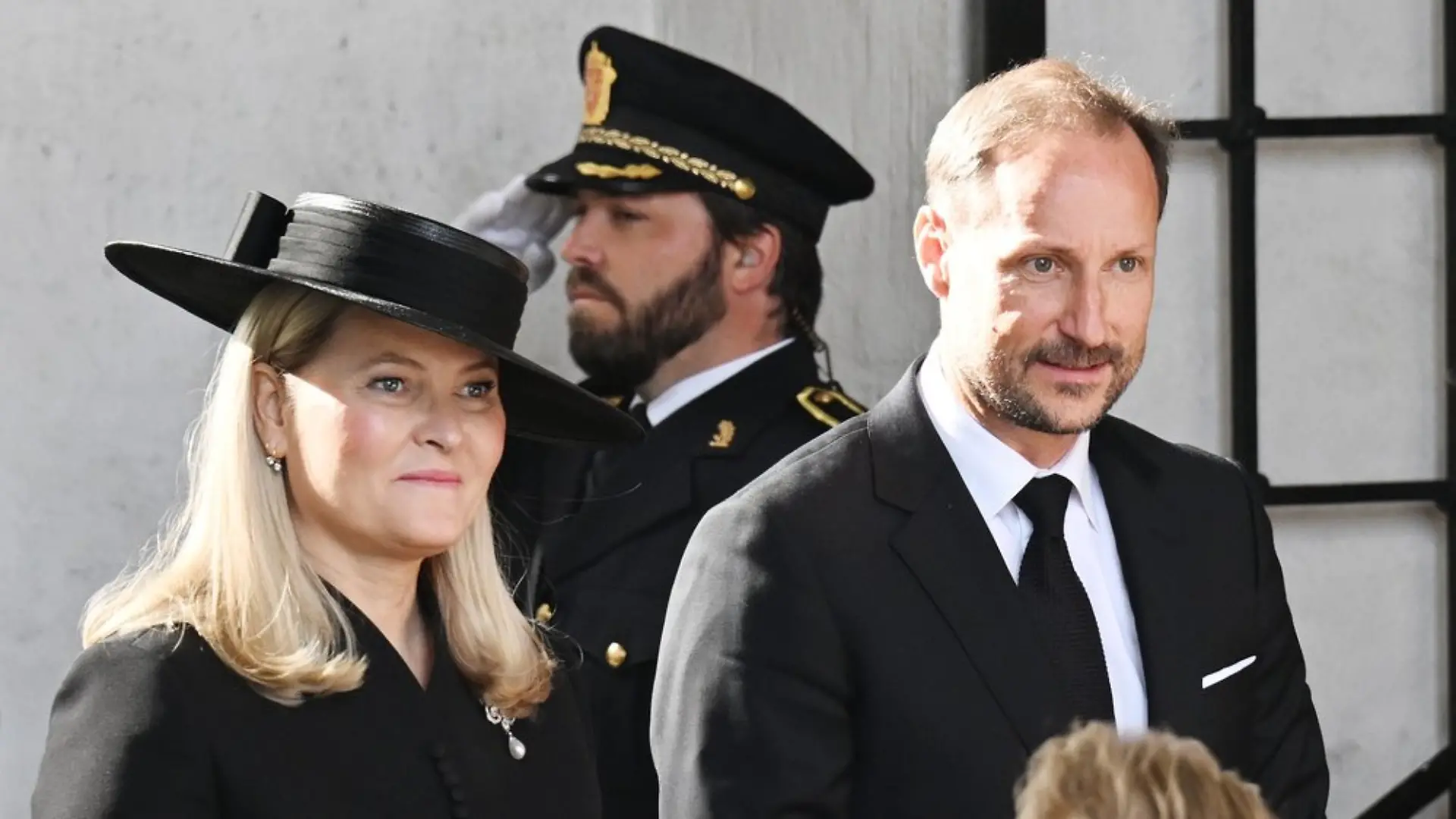 Königin Mette-Marit und König Haakon bei der Trauerfeier für die verstorbene Prinzessin Astrid.