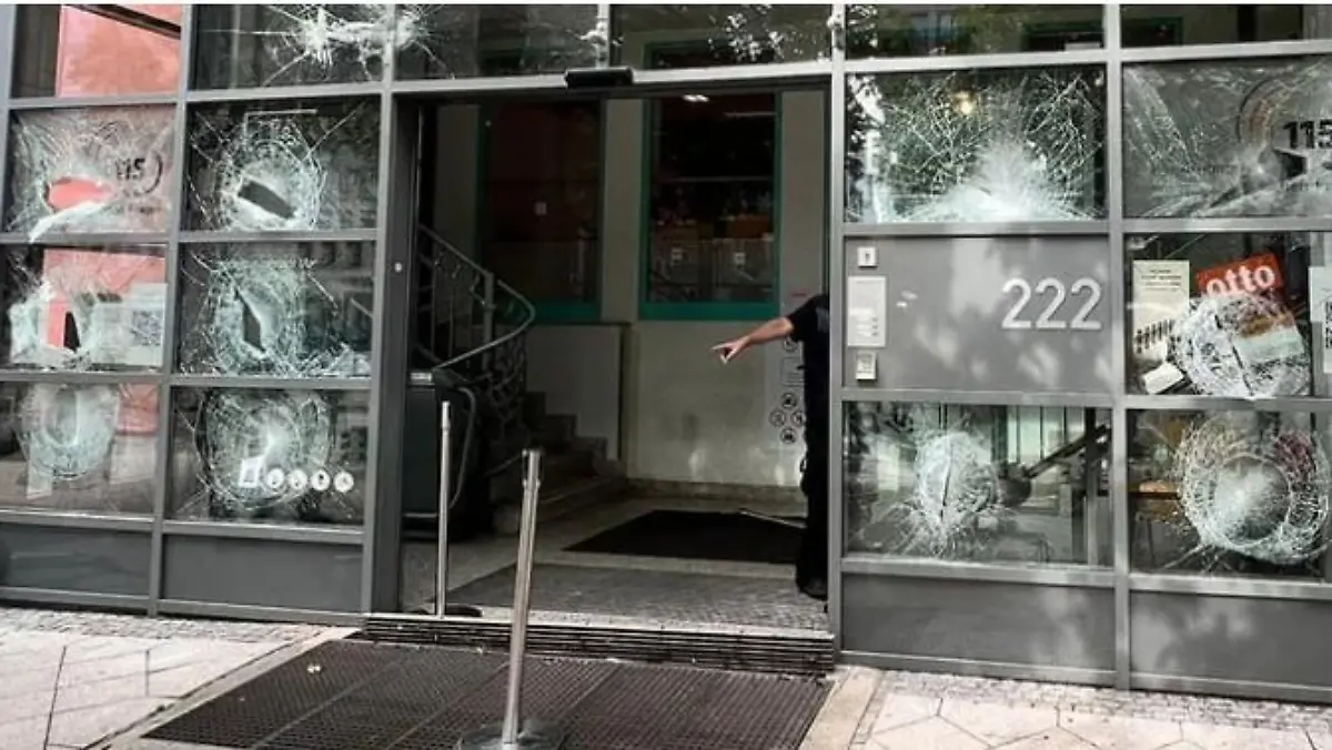 Zerstörte Scheiben an der Magdeburger Ausländerbehörde. (Foto: Landeshauptstadt Magdeburg) 