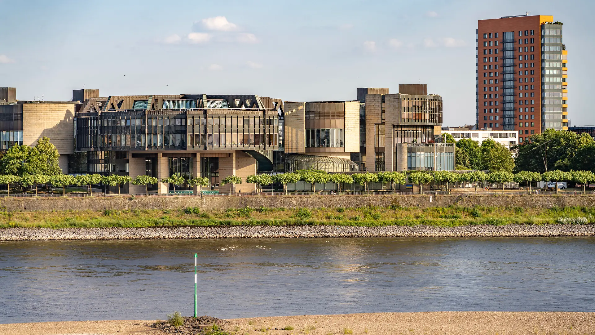 Der Landtag Nordrhein-Westfalen und der Rhein in DÃ_sseldorf, Nordrhein-Westfalen, Deutschland | Landtag North Rhine-Westphalia State Parliament building in Duesseldorf, North Rhine-Westphalia, Germany