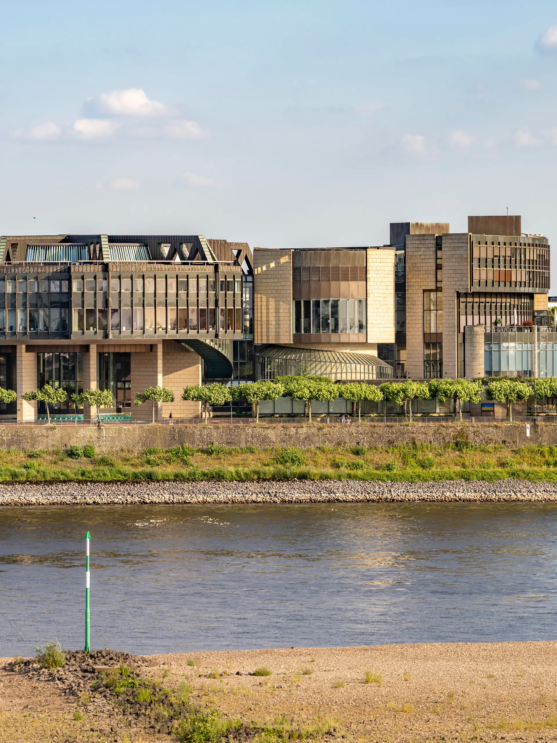 Der Landtag Nordrhein-Westfalen und der Rhein in DÃ_sseldorf, Nordrhein-Westfalen, Deutschland | Landtag North Rhine-Westphalia State Parliament building in Duesseldorf, North Rhine-Westphalia, Germany