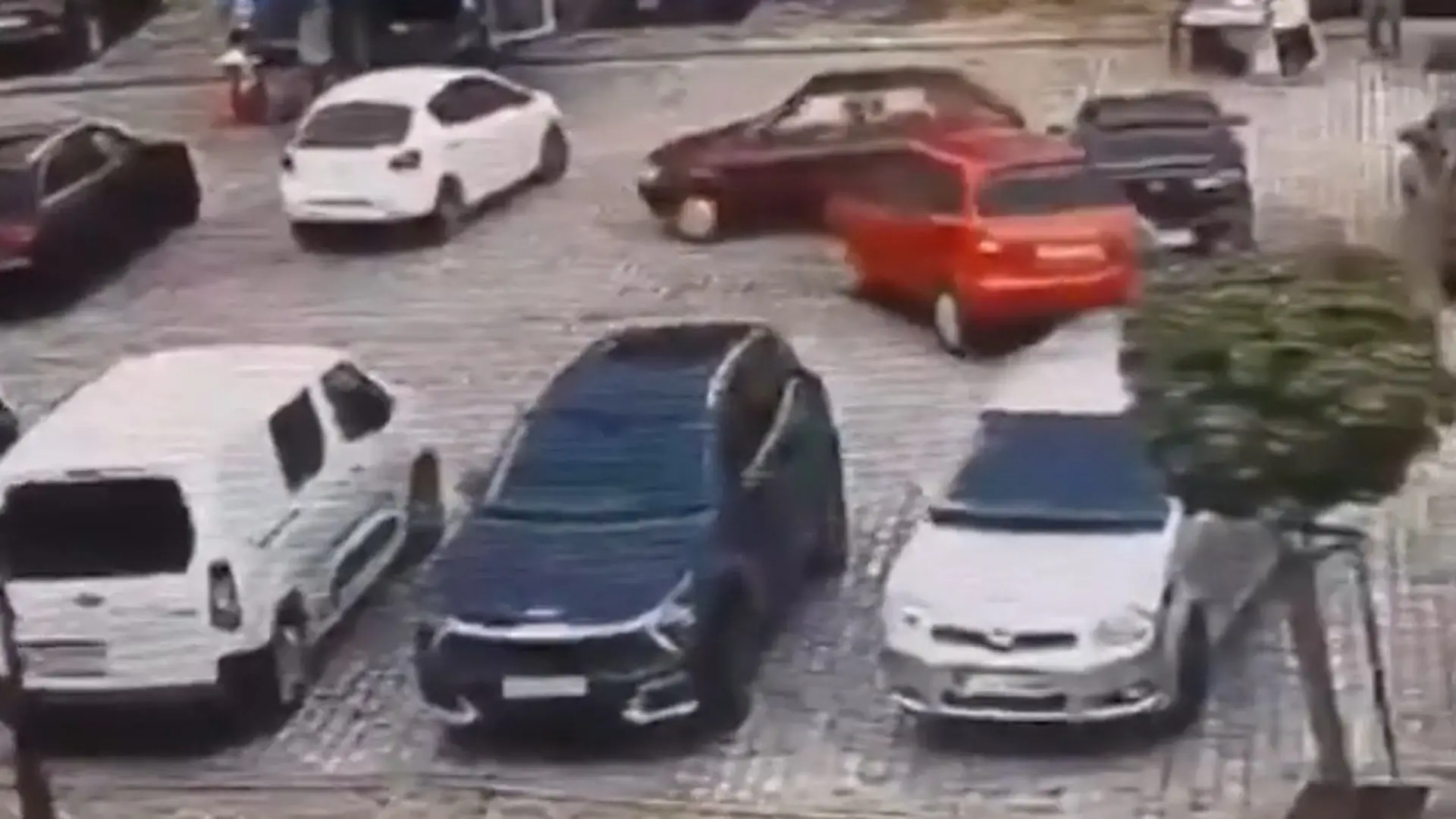 Völliges Parkplatz-Chaos! 78-Jährige rammt beim Einparken gleich fünf Autos Rückwärts mit Vollgas!