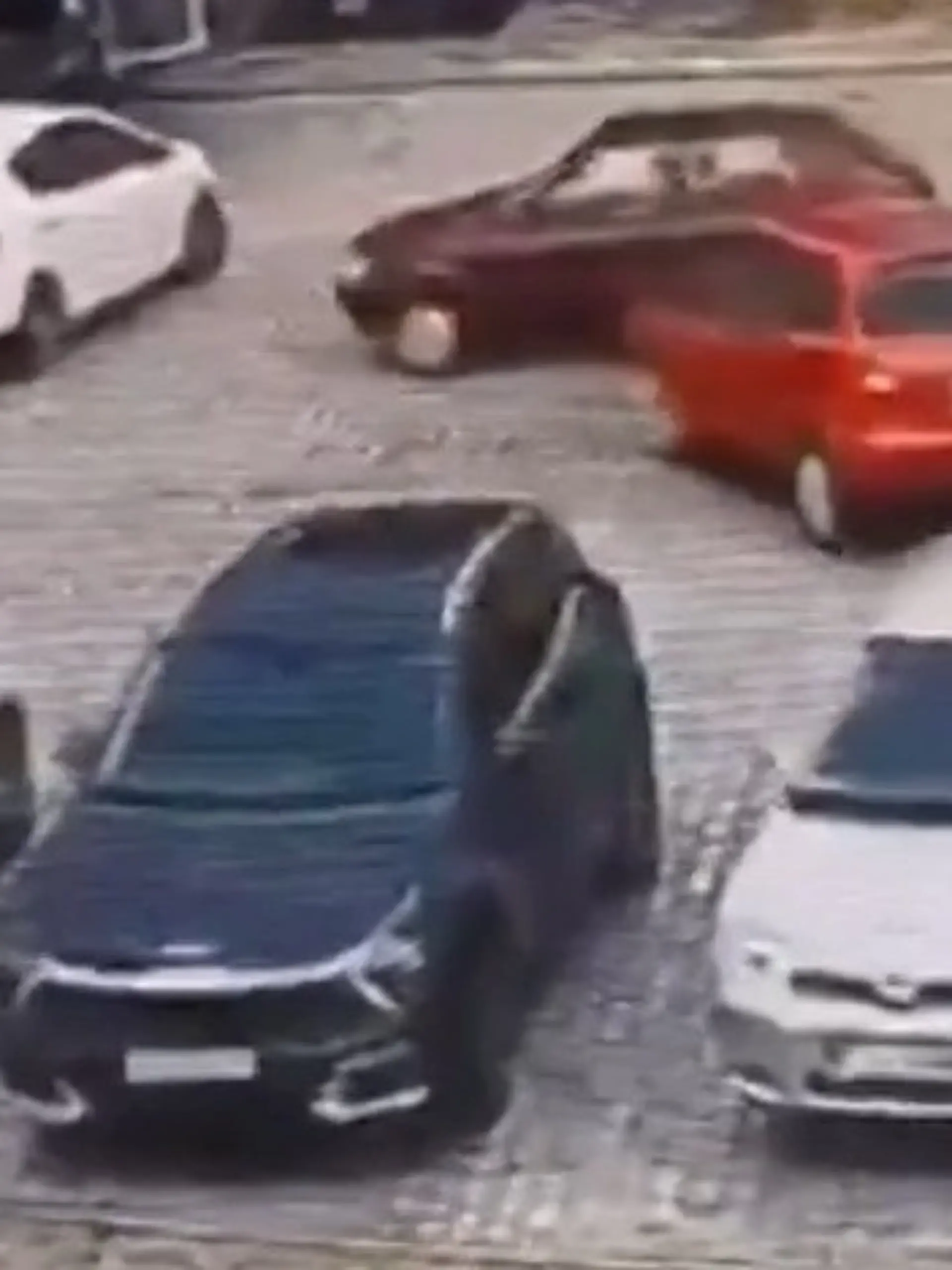 Bild zu: "Völliges Parkplatz-Chaos! 78-Jährige rammt beim Einparken gleich fünf Autos"