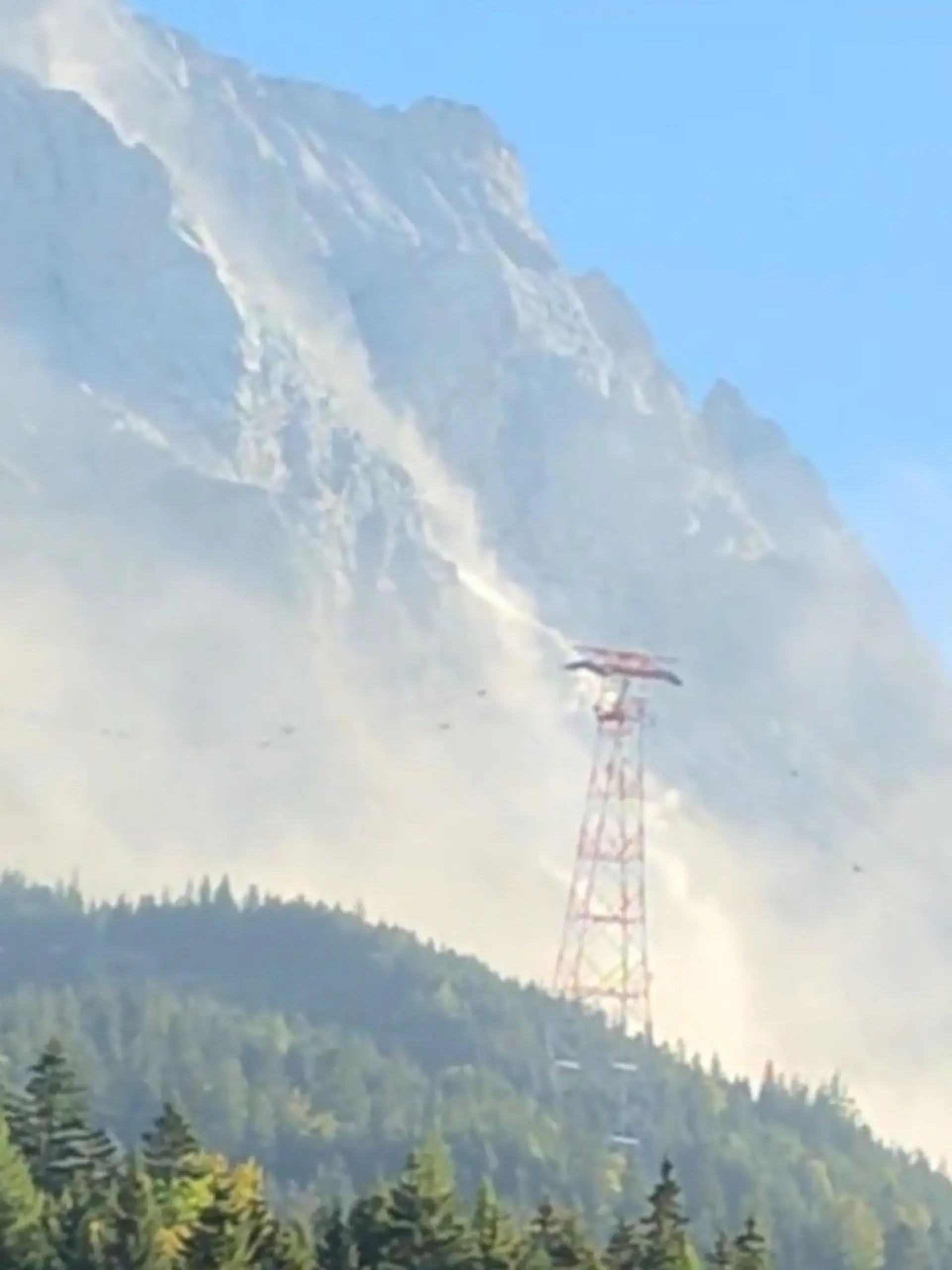 Bild zu: "Gewaltiger Felssturz an Zugspitze! Brocken lösen sich mehrfach"