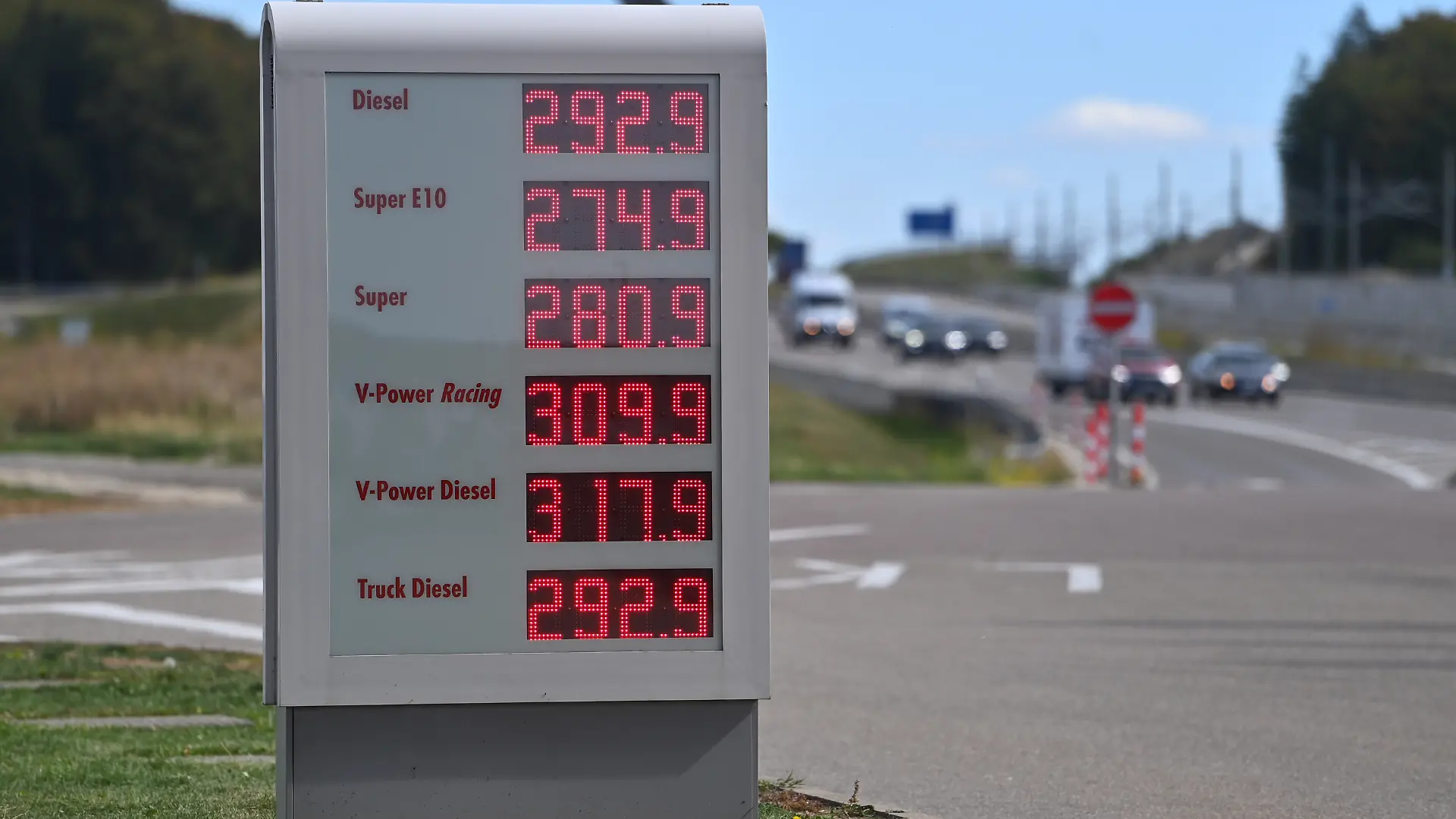 Bundesregierung beschliesst Tankrabatt und Spritpreisdeckel Taeglich neue Hoechststaende an der Zapsaeule. Themenbild Kraftstoffpreise , Spritpreise treiben die Inflation an. Tankstelle ,Preistafel am 19.09.2026 ?SVEN SIMON Fotoagentur GmbH & Co. Pressefoto KG # Seidlhofstr.10 # 85540 Haar # GLS Bank IBAN DE75 4306 0967 4030 0251 00 # BIC GENODEM1GLS # www.svensimon.net
