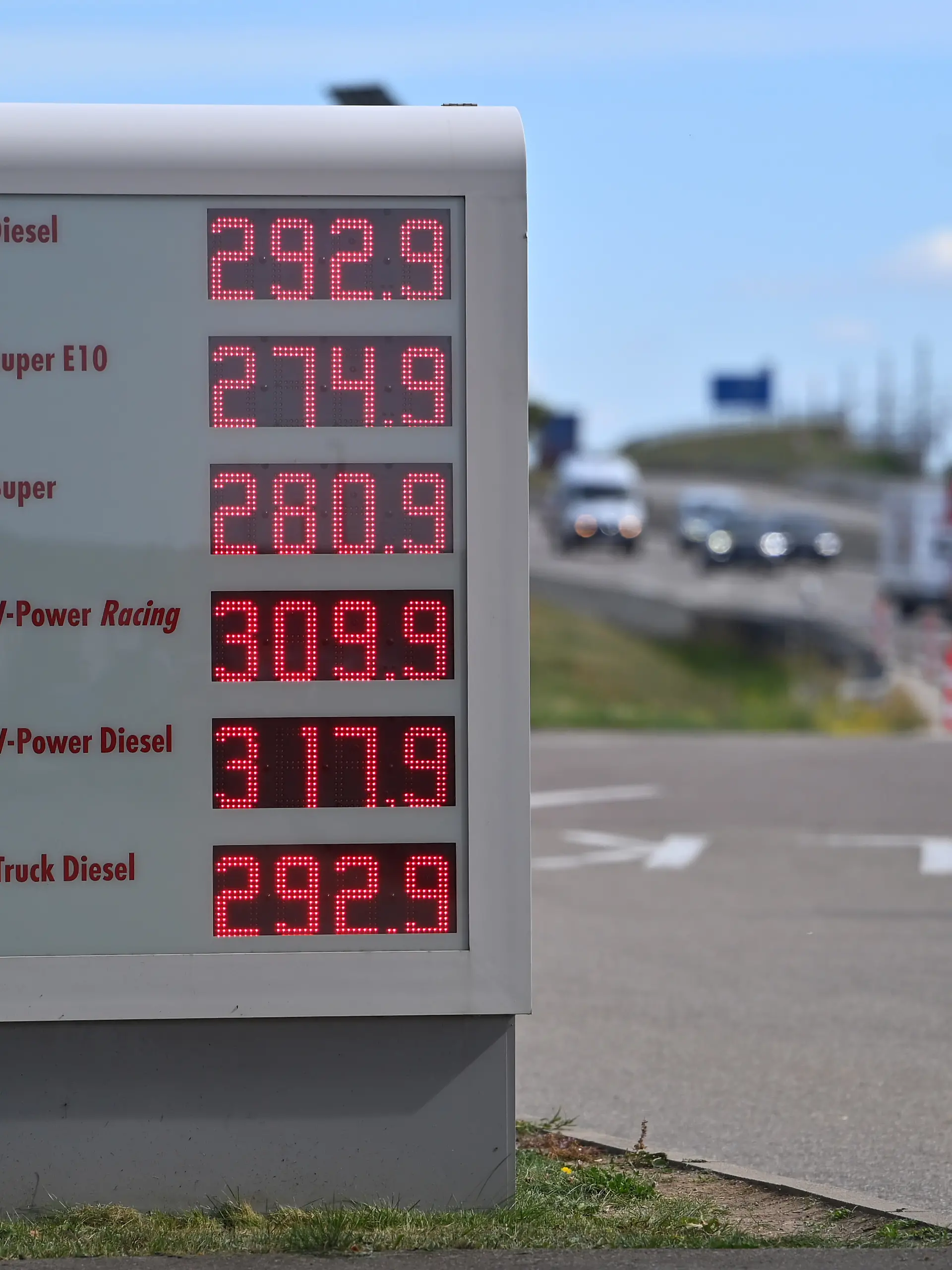 Bundesregierung beschliesst Tankrabatt und Spritpreisdeckel Taeglich neue Hoechststaende an der Zapsaeule. Themenbild Kraftstoffpreise , Spritpreise treiben die Inflation an. Tankstelle ,Preistafel am 19.09.2026 ?SVEN SIMON Fotoagentur GmbH & Co. Pressefoto KG # Seidlhofstr.10 # 85540 Haar # GLS Bank IBAN DE75 4306 0967 4030 0251 00 # BIC GENODEM1GLS # www.svensimon.net