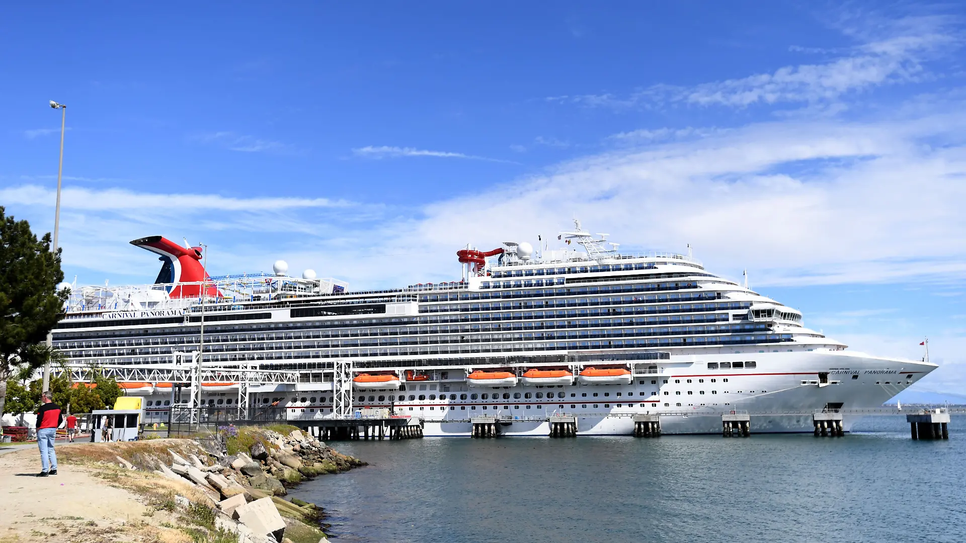 Das Kreuzfahrtschiff Carnival Panorama im Hafen von Long Beach in Kalifornien.