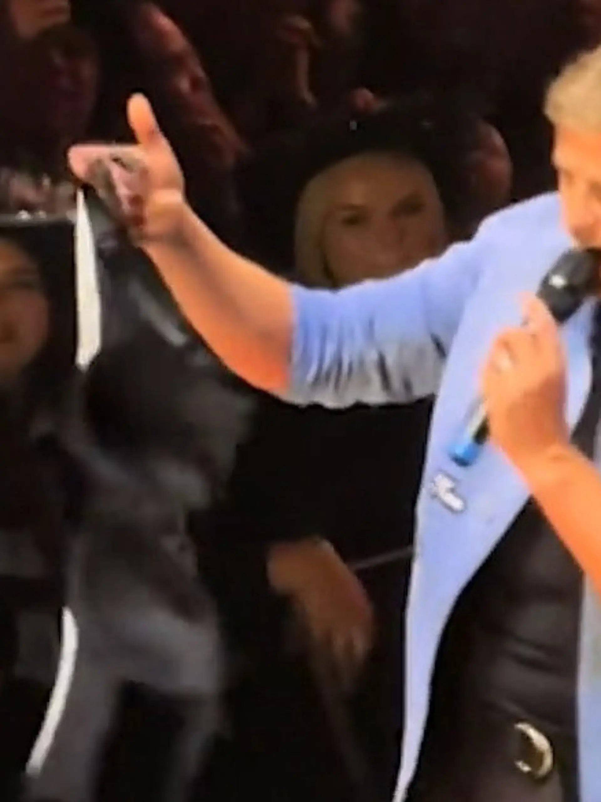 Bild zu: "Fans schmeißen ihre BHs auf die Bühne – Kult-Boyband von sexy „Beschuss" überrascht"