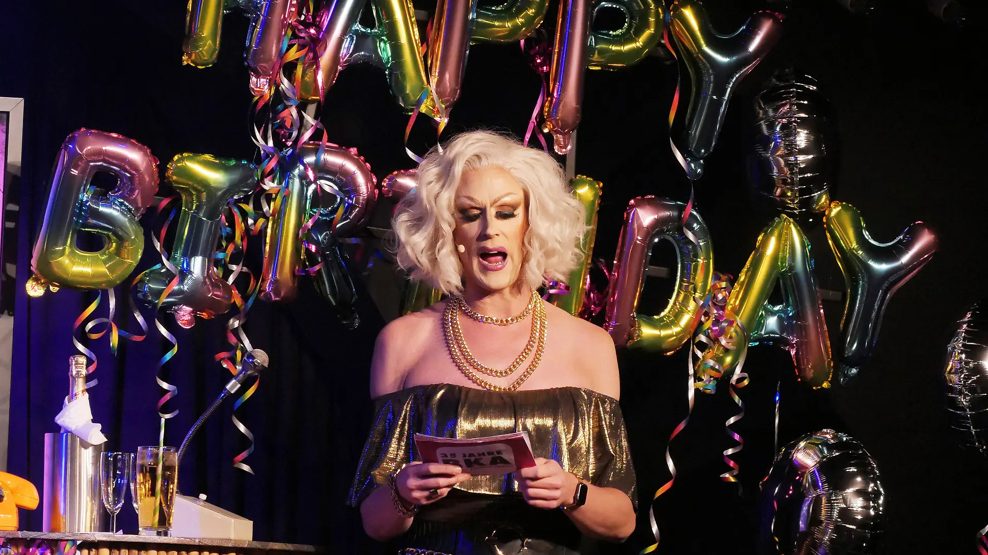 Dragqueen Jurassica Parka bei einem Auftritt 2023