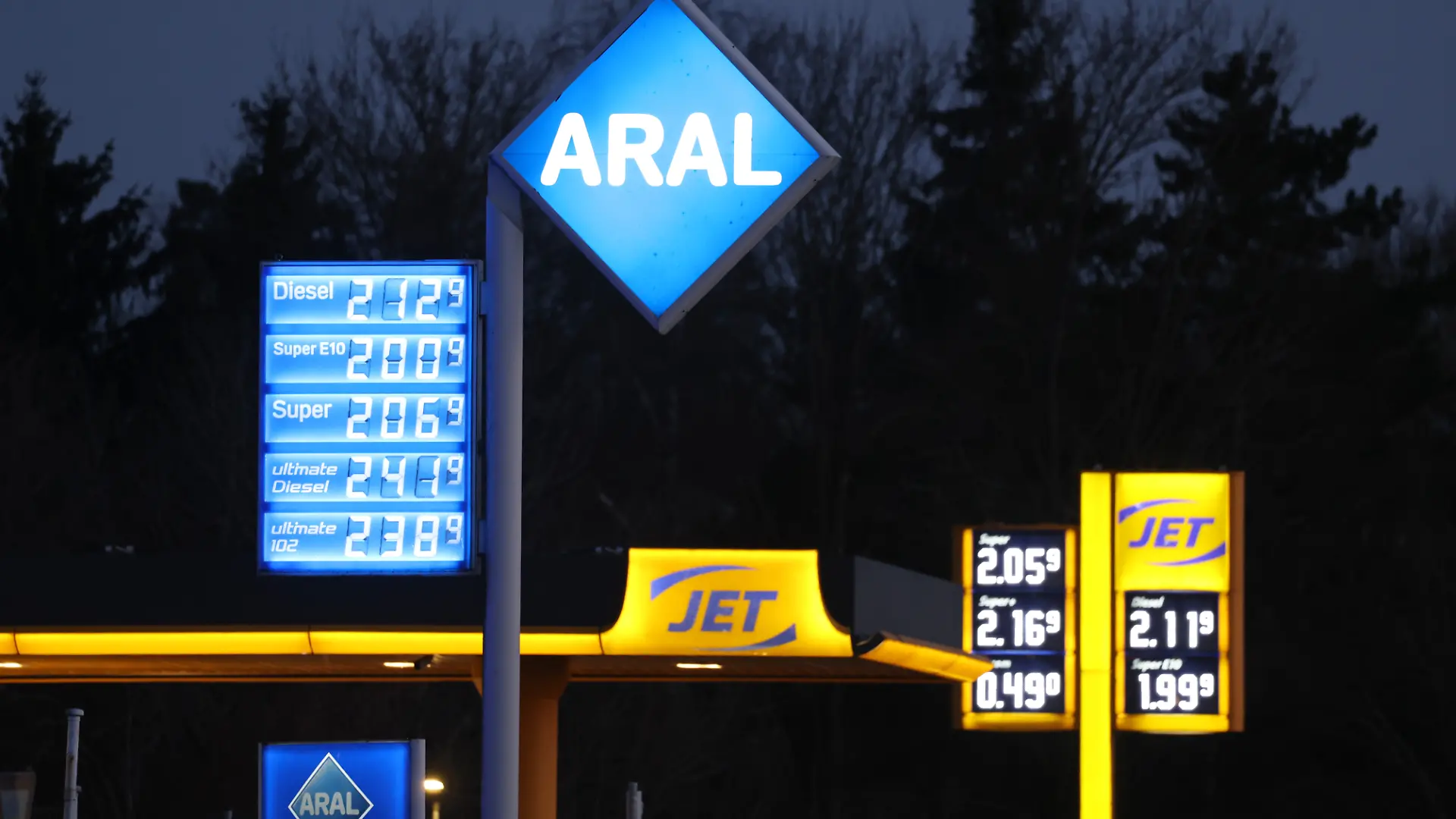 INNING, GERMANY - MARCH 12: Aral and Jet petrol stations show prices well over EUR 2.00 on March 12, 2026 near Inning, Germany. Gasoline prices have risen steadily since the U.S. and Israeli bombing campaign against Iran and the subsequent Iranian responses, with crude oil prices recently topping USD 100 per barrel. (Photo by Sean Gallup/Getty Images)