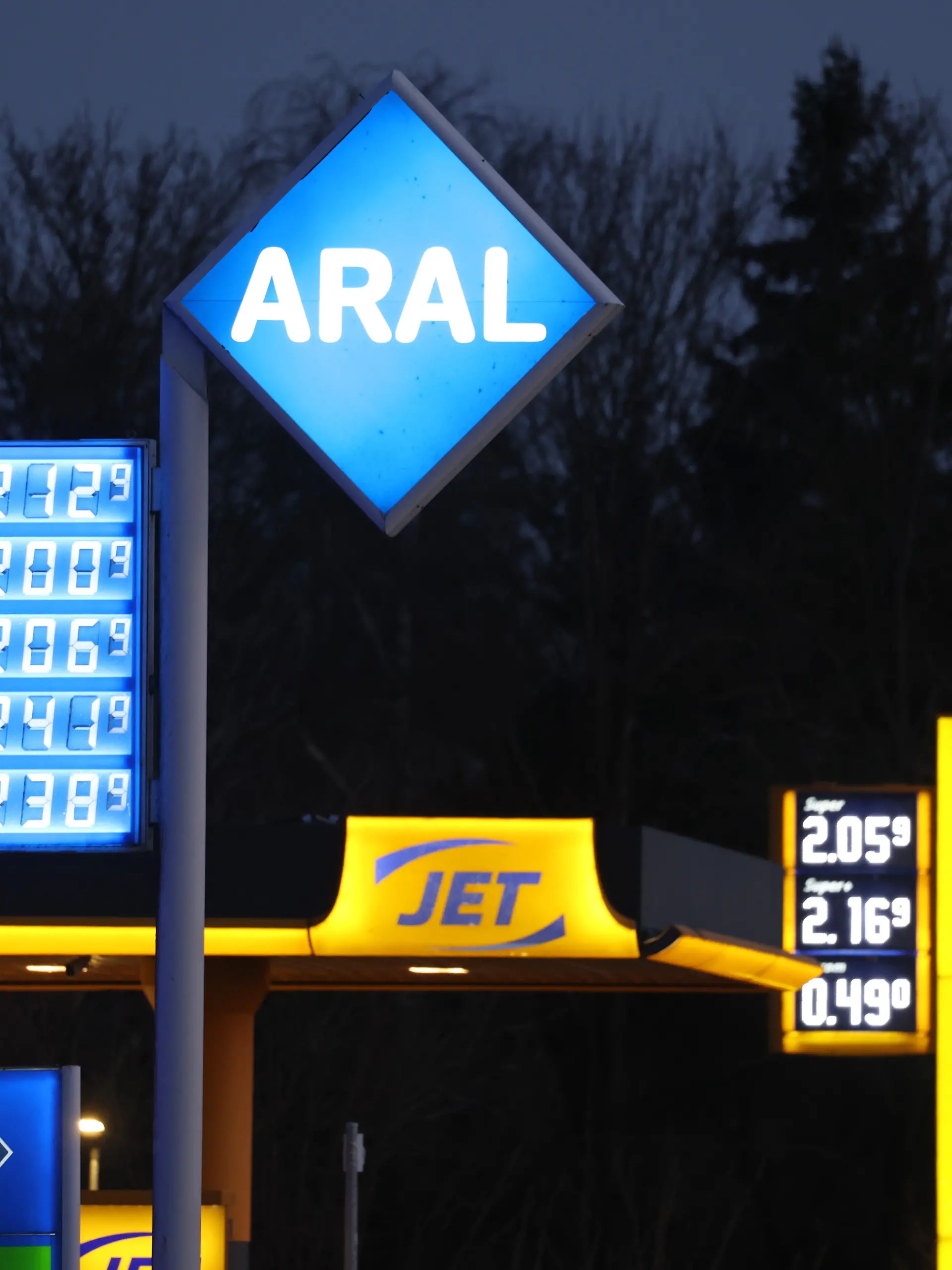 INNING, GERMANY - MARCH 12: Aral and Jet petrol stations show prices well over EUR 2.00 on March 12, 2026 near Inning, Germany. Gasoline prices have risen steadily since the U.S. and Israeli bombing campaign against Iran and the subsequent Iranian responses, with crude oil prices recently topping USD 100 per barrel. (Photo by Sean Gallup/Getty Images)