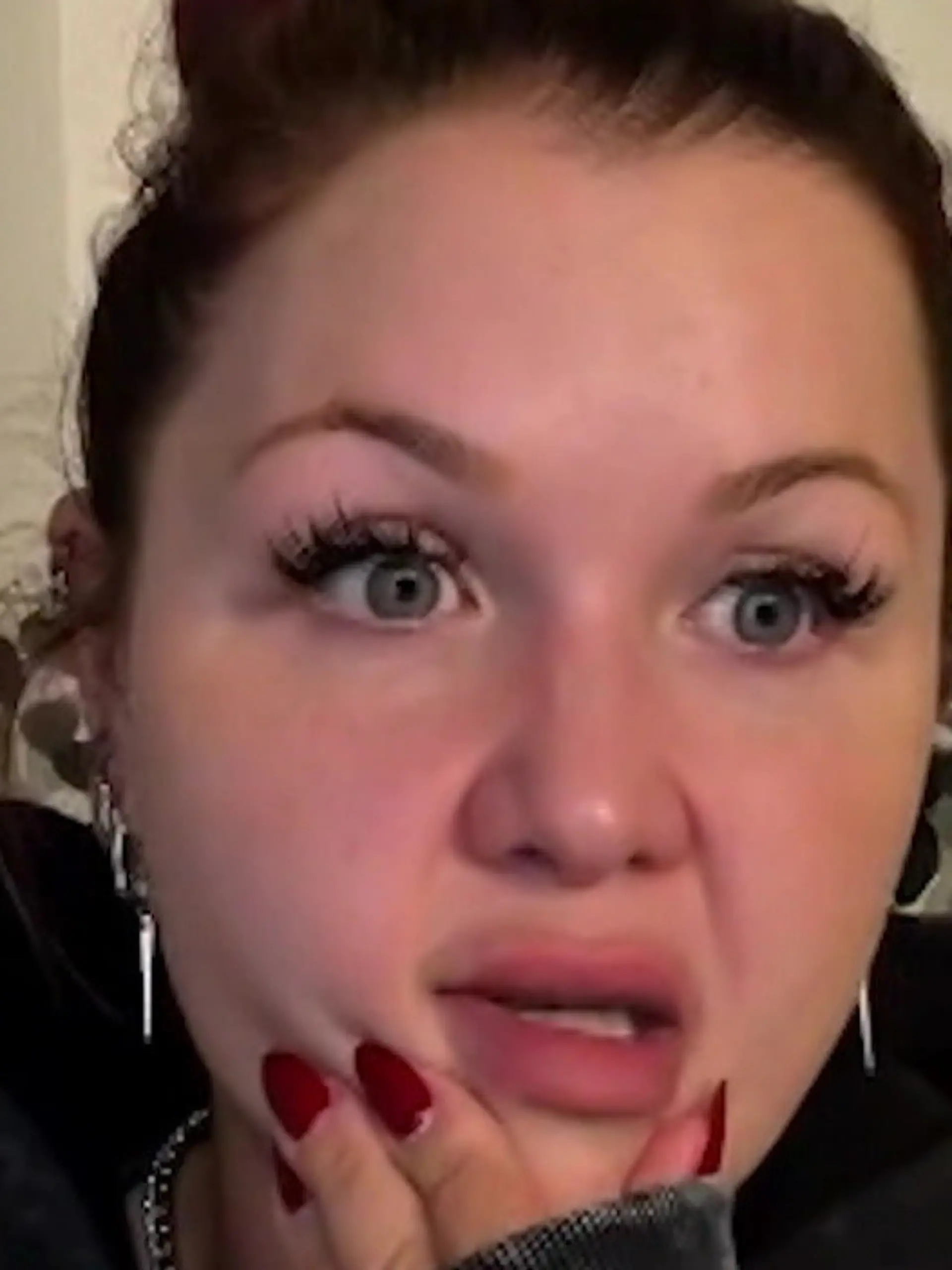 Bild zu: "Sophia Thiel muss in die Notaufnahme – davor warnt Influencerin ihre Fans!"
