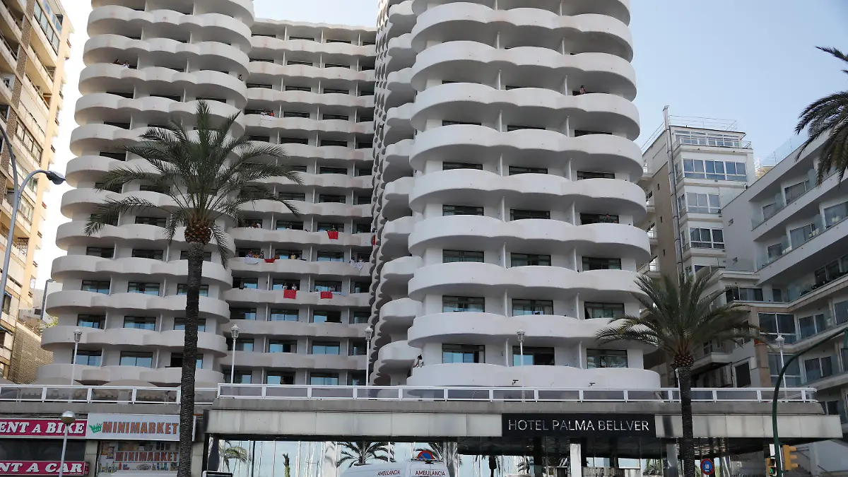 28.06.2021, Spanien, Palma: Studenten stehen auf ihren Balkonen im Hotel Palma Bellver, nachdem sie gezwungen sind, nach dem Auftreten von COVID-Fällen in der letzten Woche isoliert zu bleiben. 249 spanische Studenten sind im Hotel Bellver unter Quarantäne. Mehr als 900 junge Menschen wurden positiv getestet, als sie nach der Reise nach Mallorca an ihre Herkunftsorte zurückkehrten. Nach der Ansteckung von rund tausend Schülern mit dem Coronavirus bei Abiturfahrten auf Mallorca hat die Regionalregierung der Balearen eine Verschärfung der Einreiseregeln für große Gruppen beschlossen. Foto: Clara Margais/dpa +++ dpa-Bildfunk +++