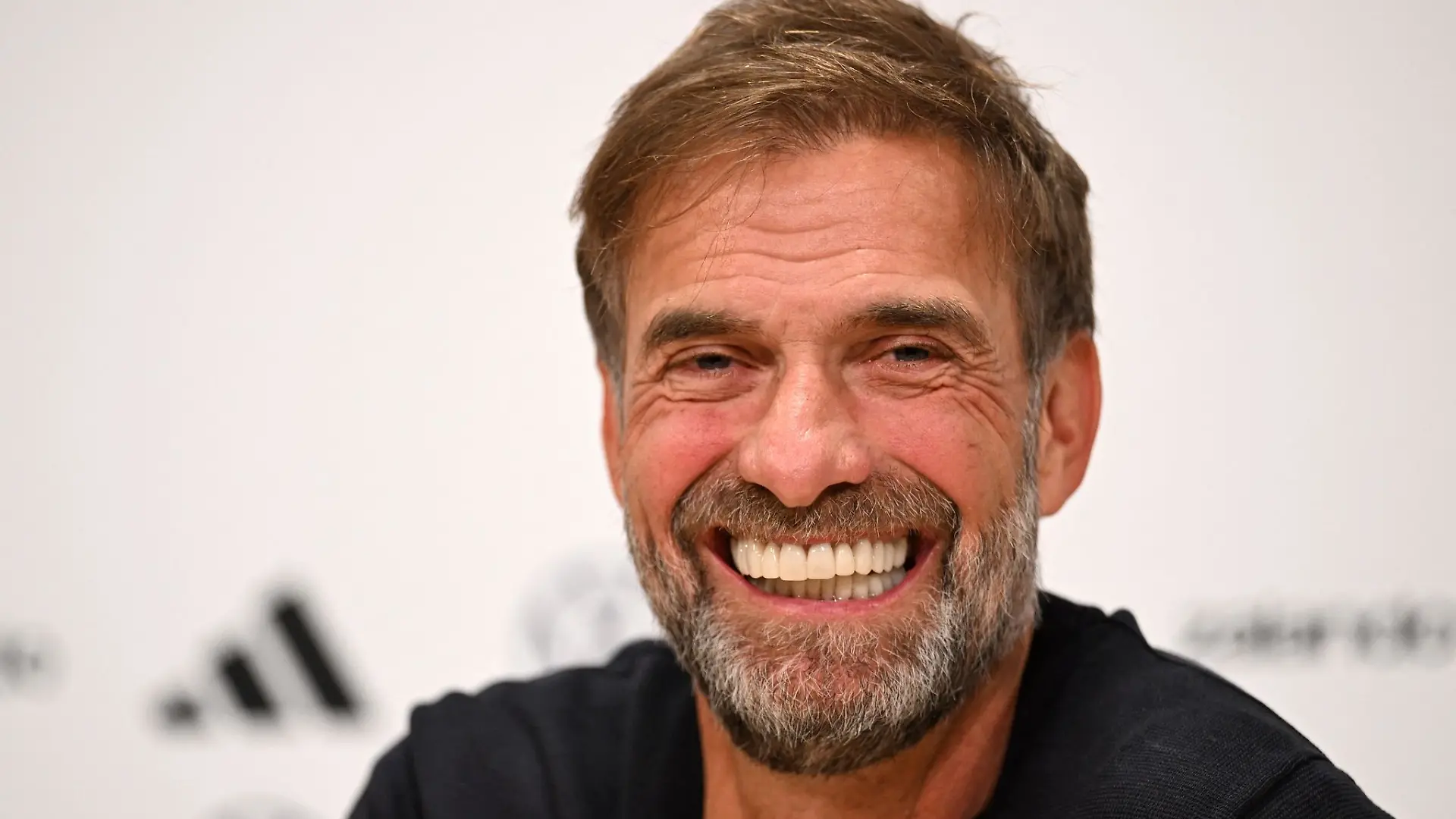 Los geht's: Bei der Pressekonferenz in der Amsterdam-Arena war Jürgen Klopp noch total locker.