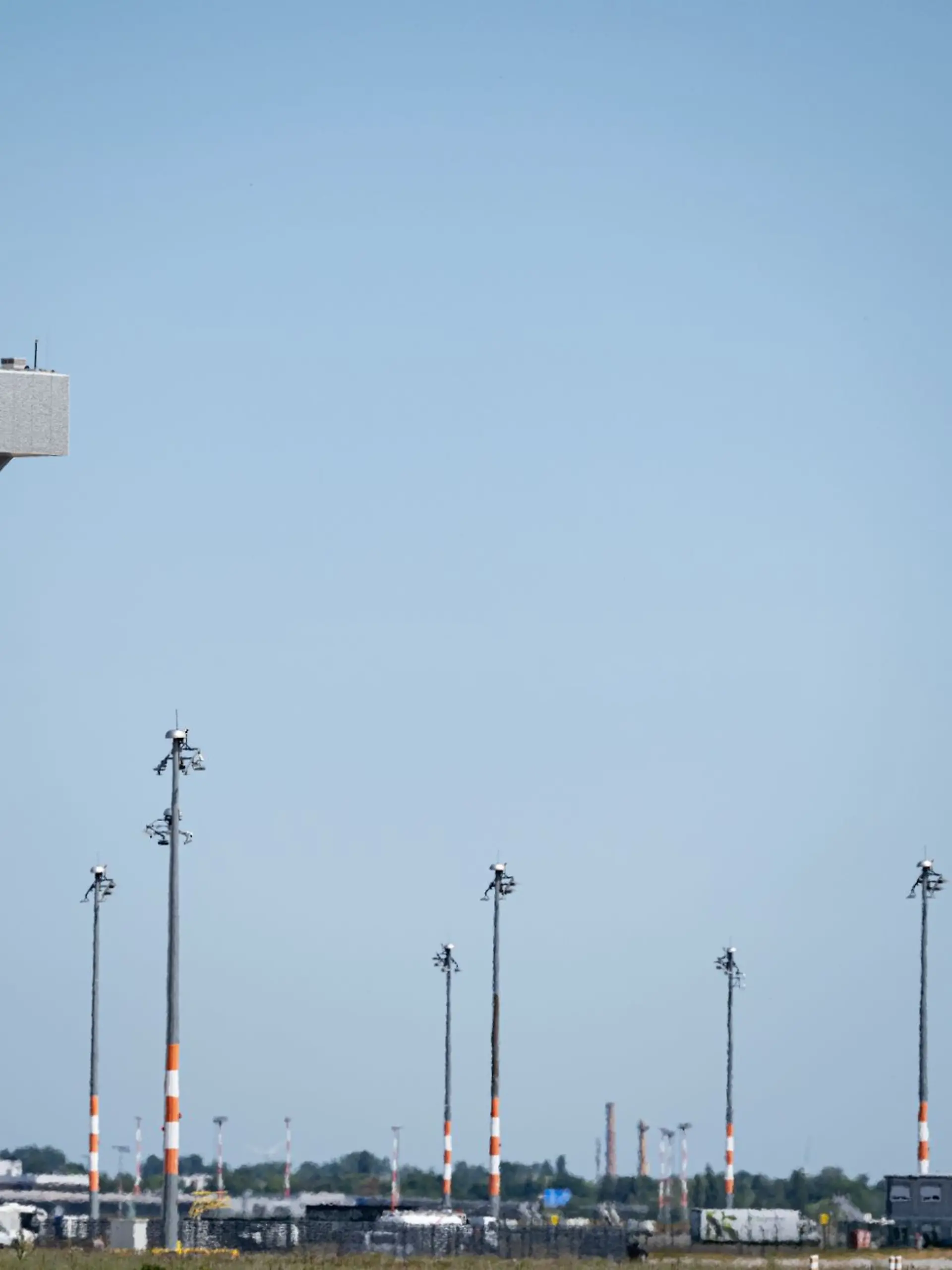 Bild zu: "Drohnensichtung am BER - Flugbetrieb kurzzeitig eingestellt"