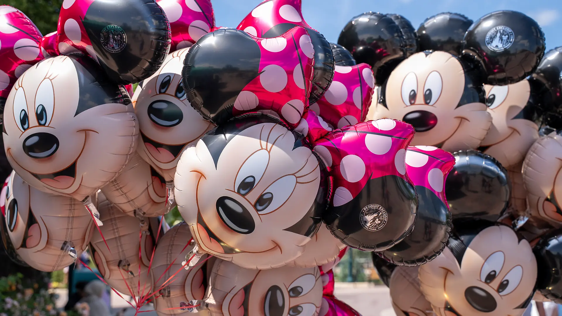 Symbolbild: Heliumballons im Disneyland Paris, 03.06.2026 Heliumgefuellte Ballons mit den Figuren Minnie Mouse und Mickey Mouse werden in Disneyland Paris an Besucher verkauft. Foto: DZBA/Jonas Lohrmann