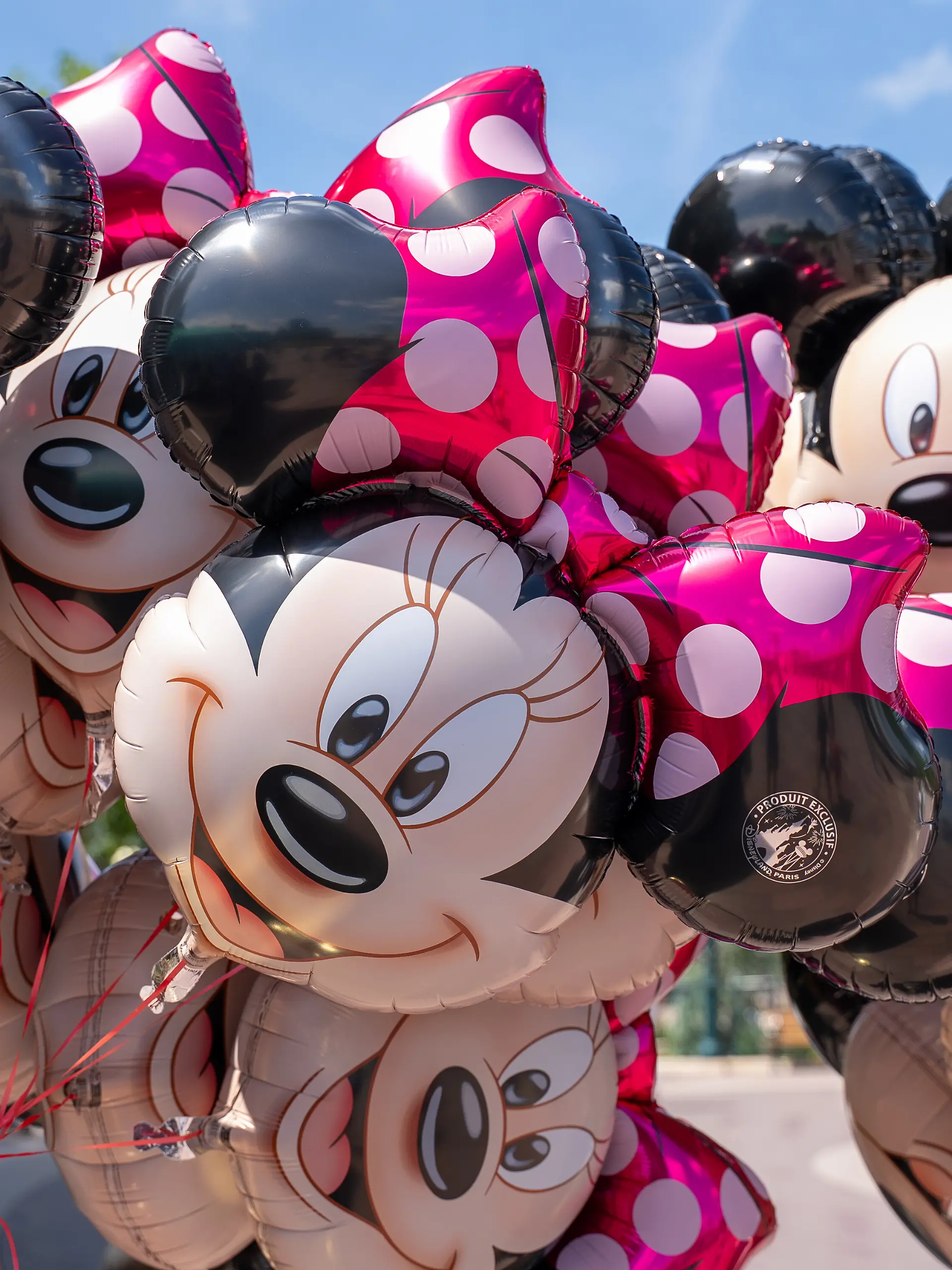 Symbolbild: Heliumballons im Disneyland Paris, 03.06.2026 Heliumgefuellte Ballons mit den Figuren Minnie Mouse und Mickey Mouse werden in Disneyland Paris an Besucher verkauft. Foto: DZBA/Jonas Lohrmann
