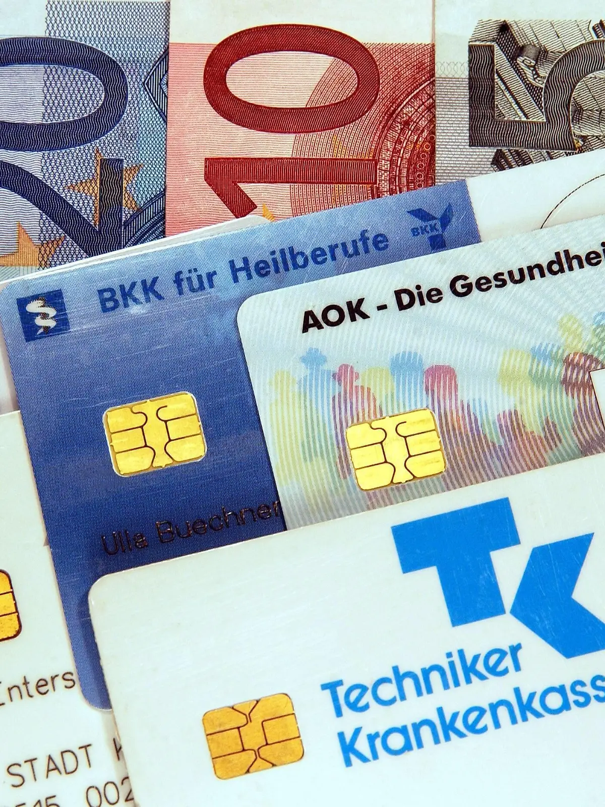  Krankenkassenvergleich - Chipkarten und Euroscheine