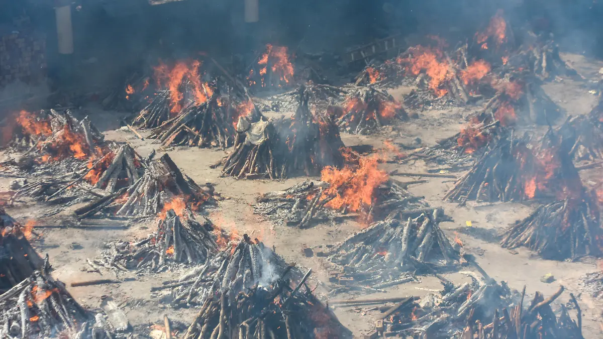 NEW DELHI, INDIA APRIL 24: Multiple funeral pyres of people who died of Covid-19 burning simultaneously at Gazipur crematorium on April 24, 2021 in New Delhi, India. Photo by Amal KS/Hindustan Times Covid Death Toll Continues To Rise In India PUBLICATIONxNOTxINxIND