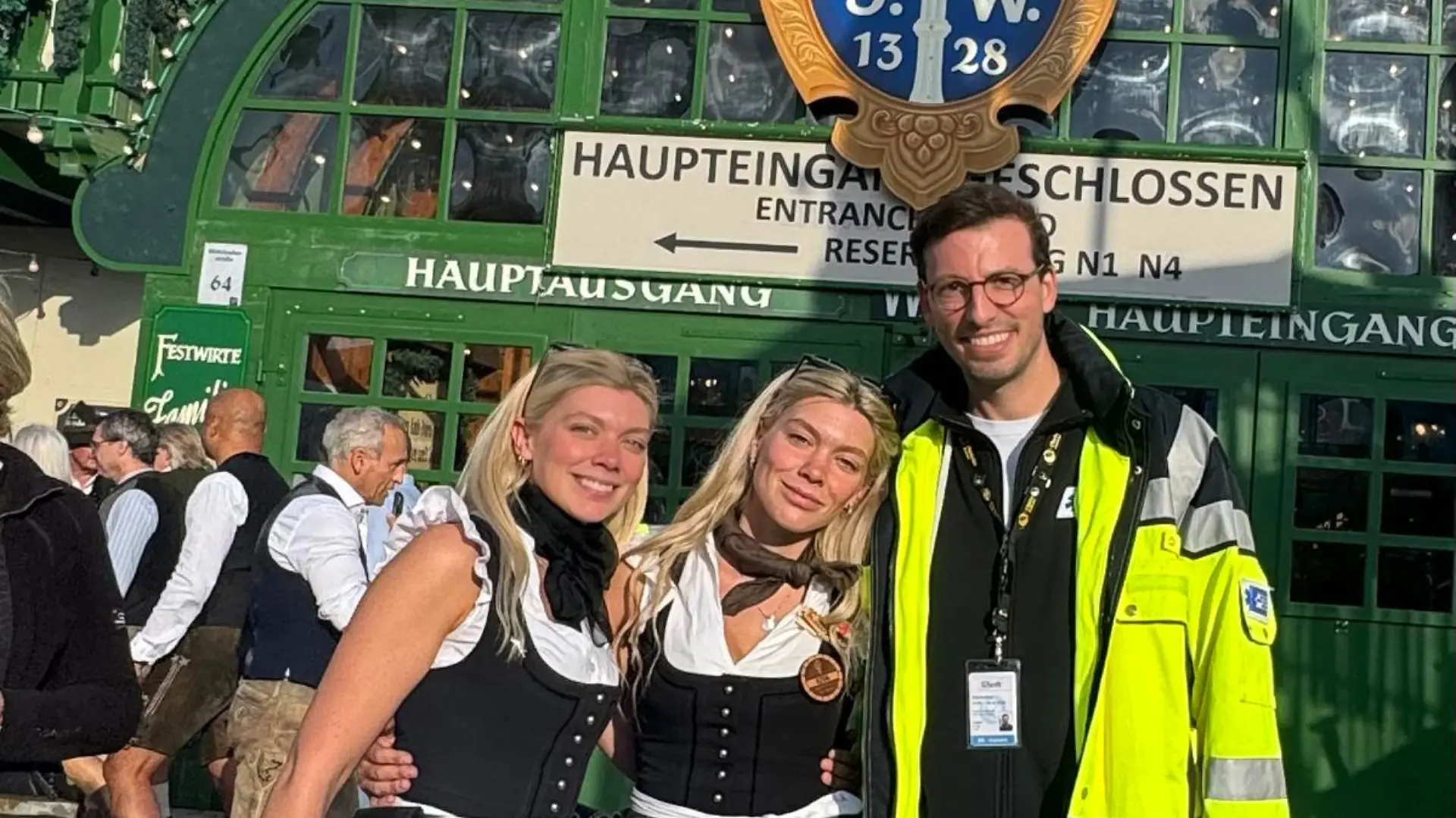 Die beiden Schwestern und Kellnerinnen Daria und Frieda zusammen mit dem Arzt des Rettungsteams. 